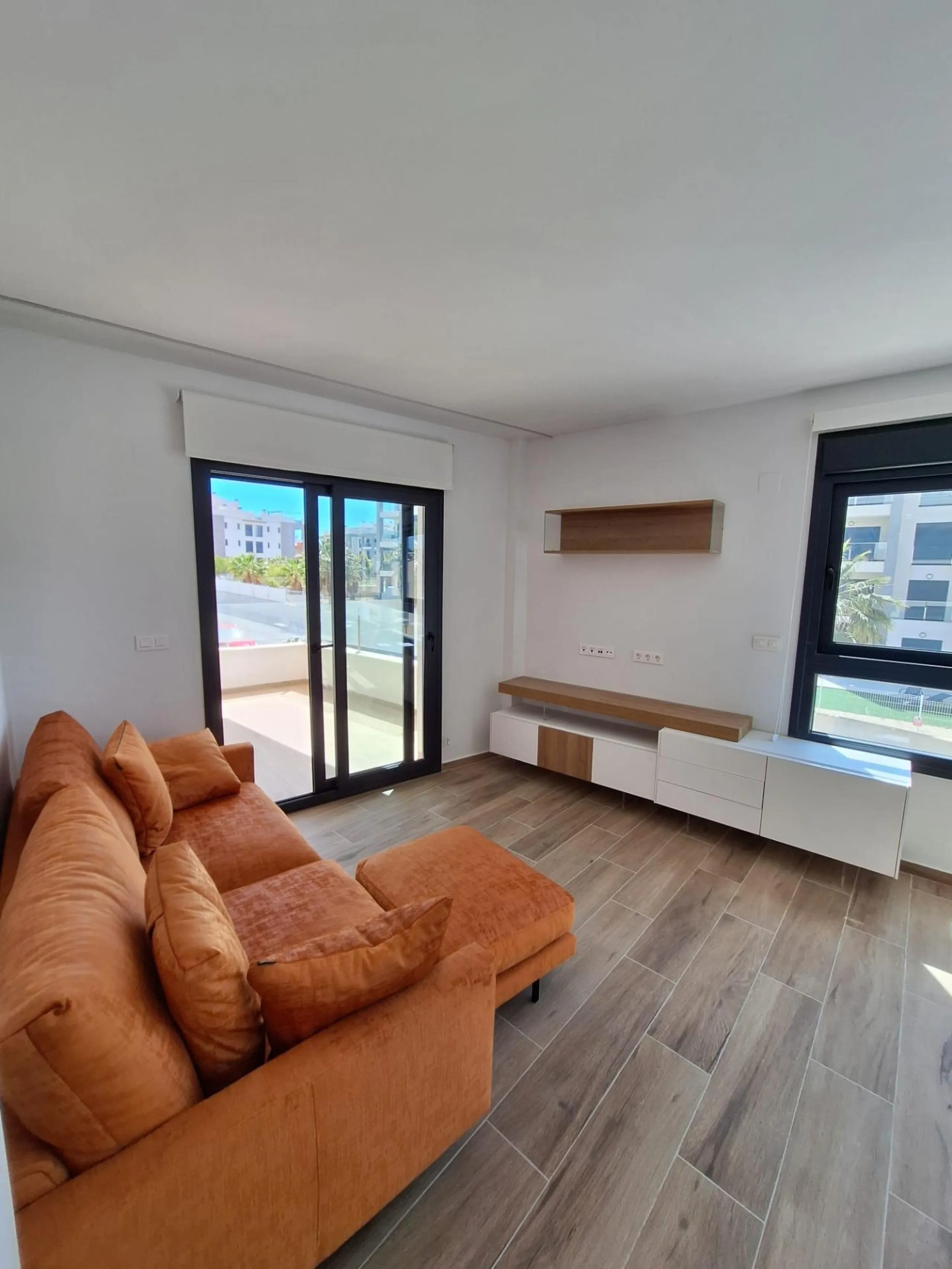 Piso de obra nueva en Villamartin con parking y piscina comunitaria