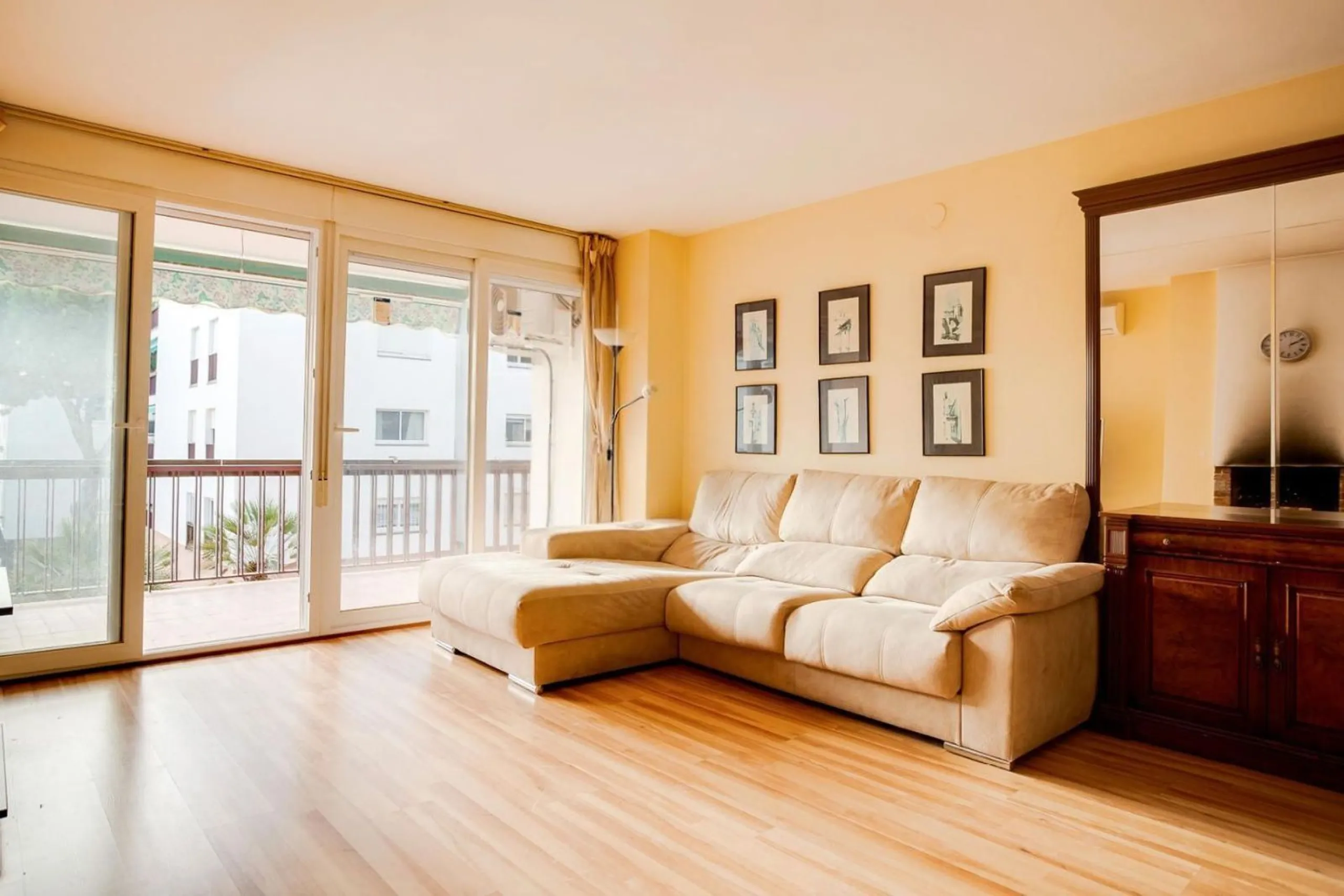Bright Apartment with Terrace and Pool in the Beach Area of Sant Andreu de Llavaneres, Next to Port Balís