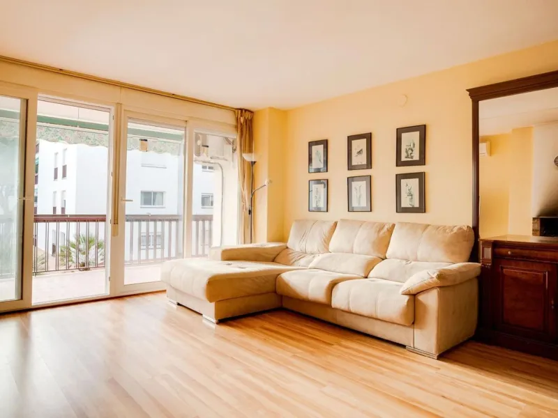 Bright Apartment with Terrace and Pool in the Beach Area of Sant Andreu de Llavaneres, Next to Port Balís