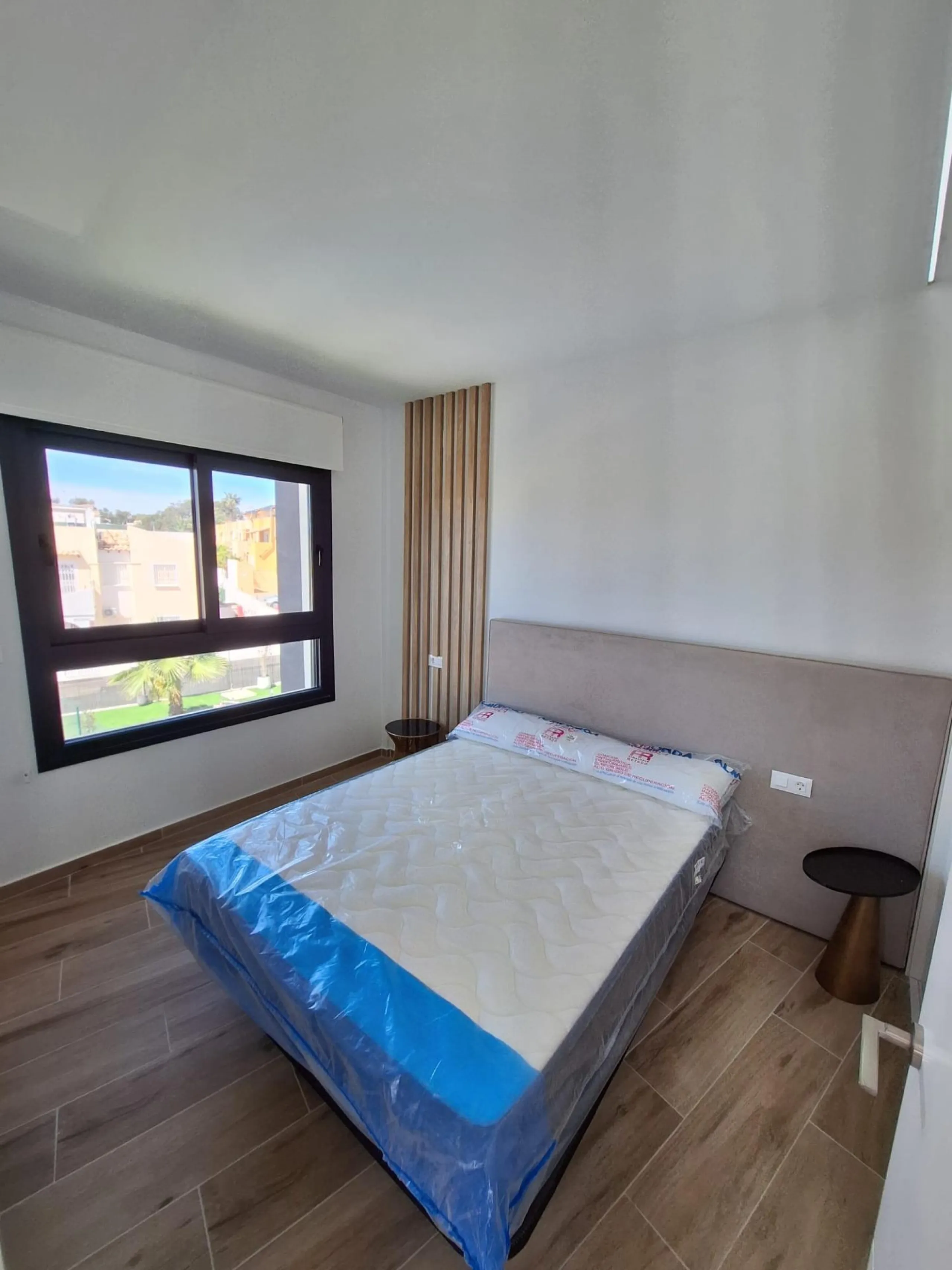 Piso de obra nueva en Villamartin con parking y piscina comunitaria