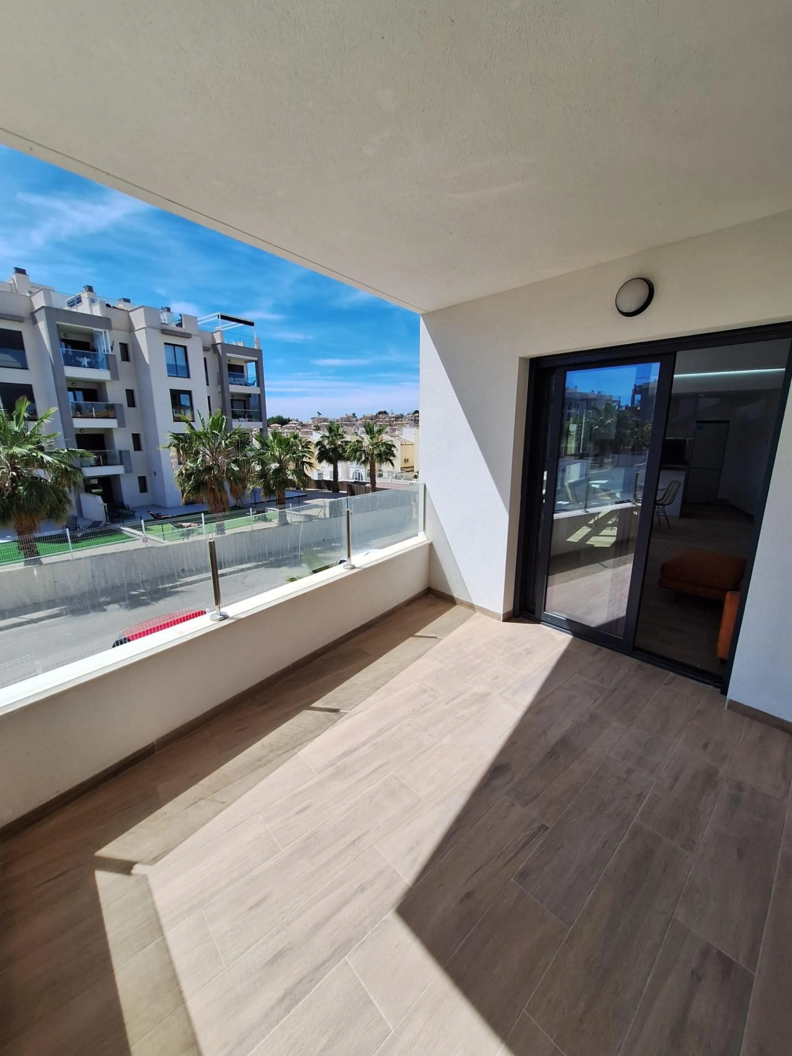 Piso de obra nueva en Villamartin con parking y piscina comunitaria