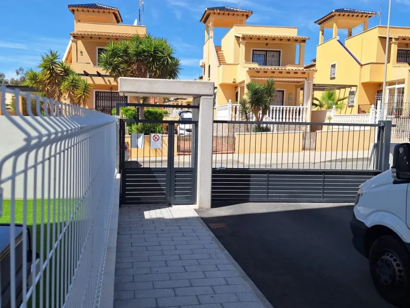 Piso de obra nueva en Villamartin con parking y piscina comunitaria