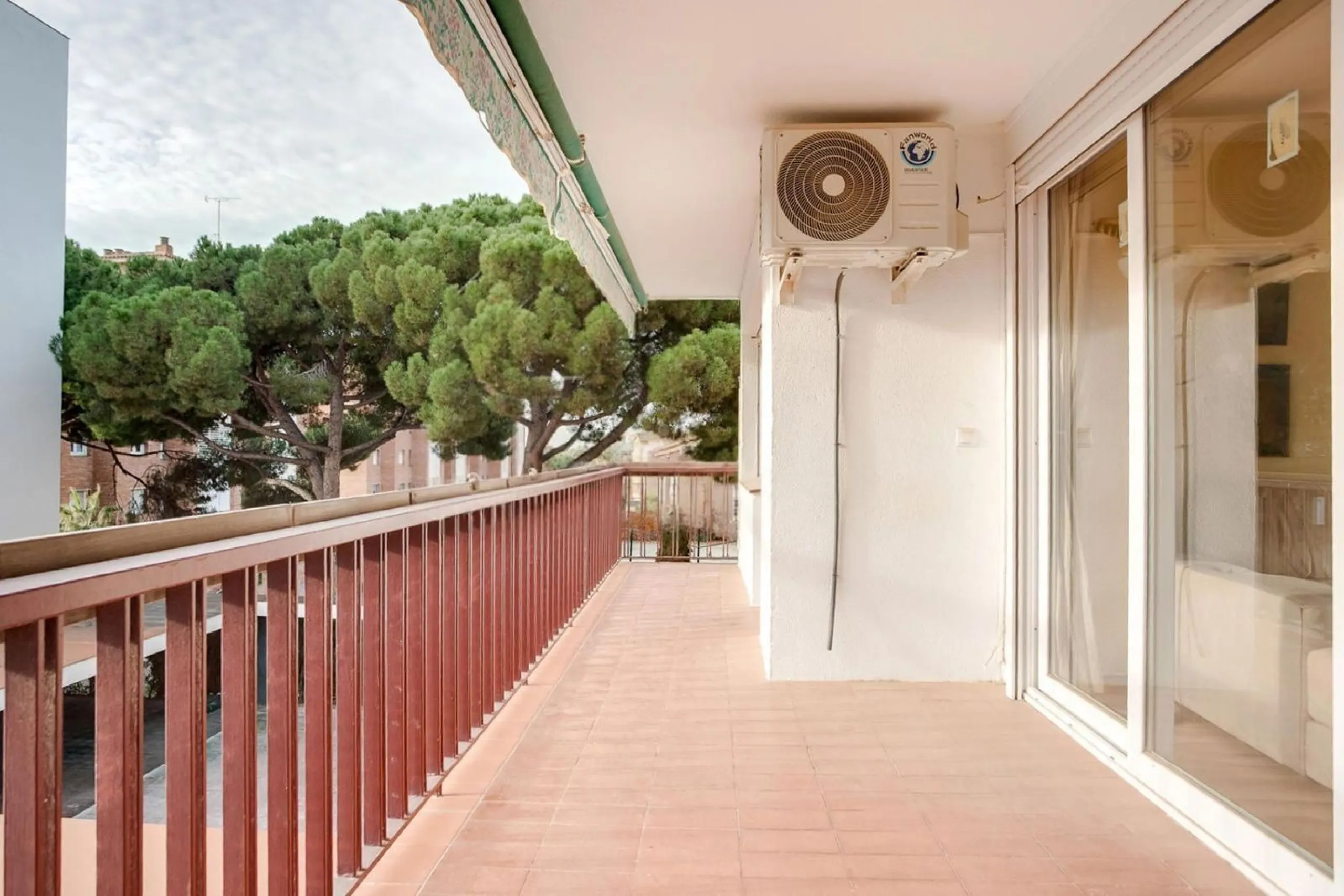 Bright Apartment with Terrace and Pool in the Beach Area of Sant Andreu de Llavaneres, Next to Port Balís