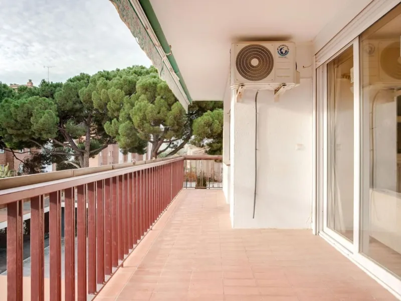 Bright Apartment with Terrace and Pool in the Beach Area of Sant Andreu de Llavaneres, Next to Port Balís