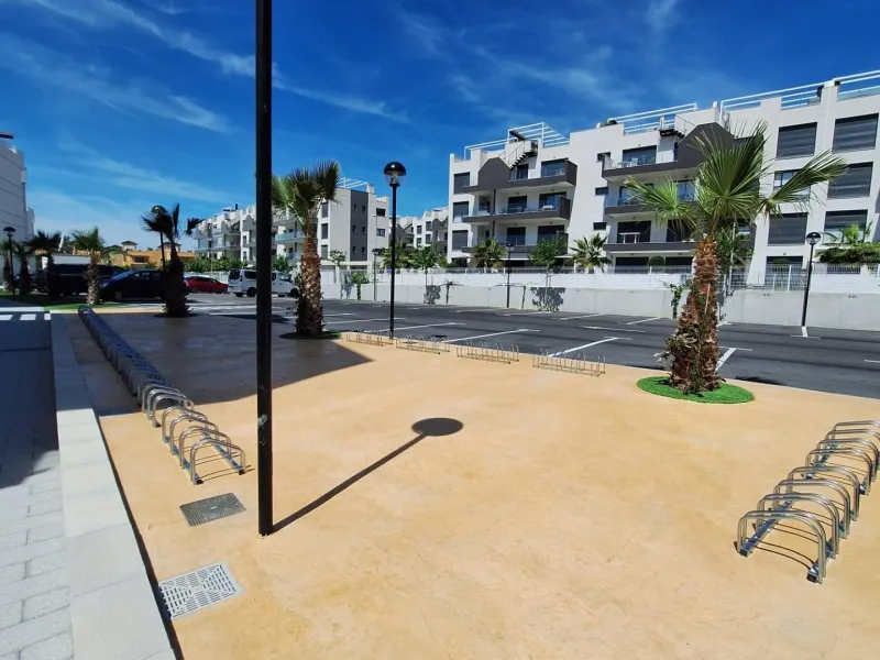 Piso de obra nueva en Villamartin con parking y piscina comunitaria
