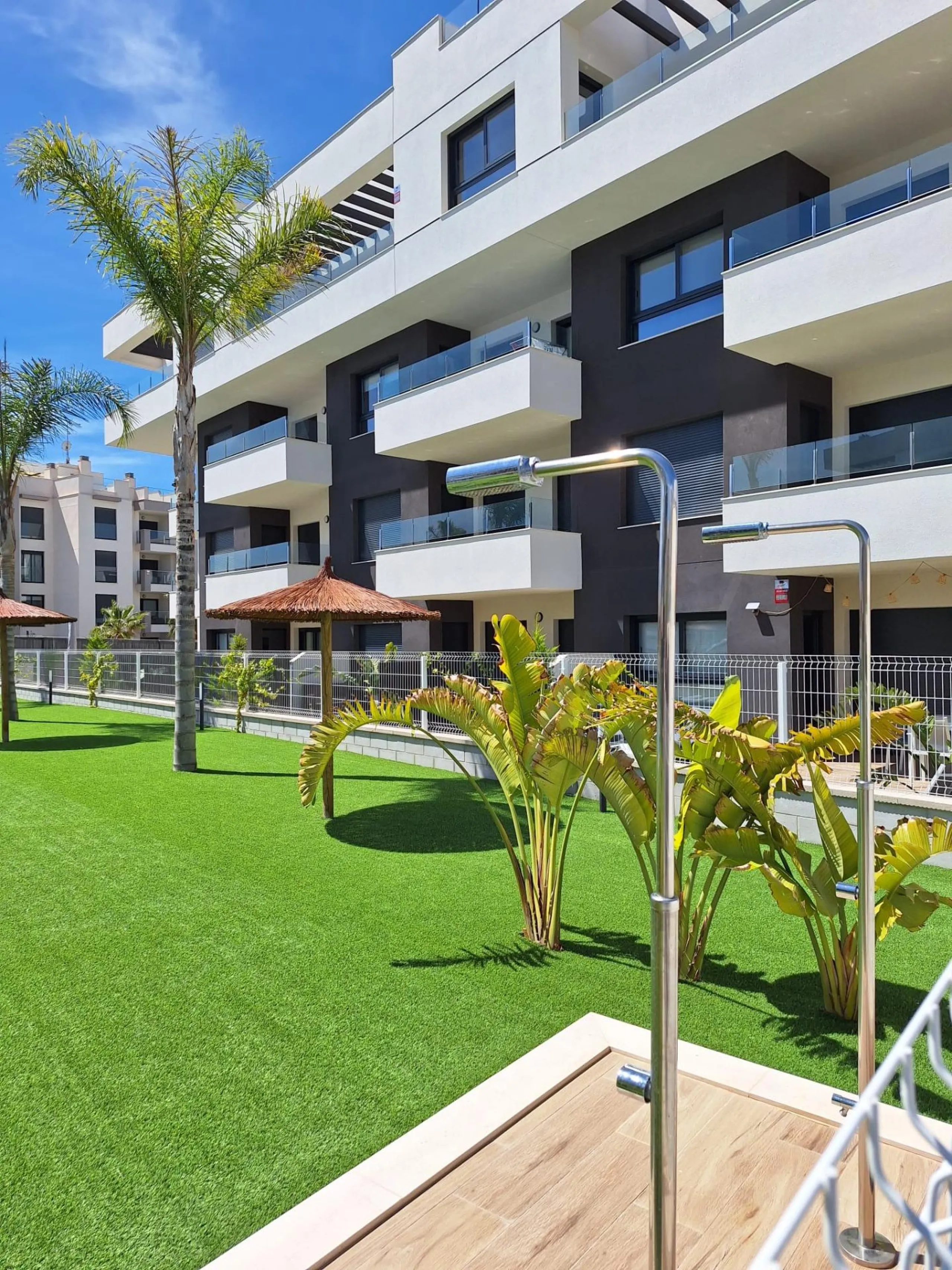 Piso de obra nueva en Villamartin con parking y piscina comunitaria