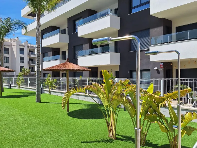 Piso de obra nueva en Villamartin con parking y piscina comunitaria