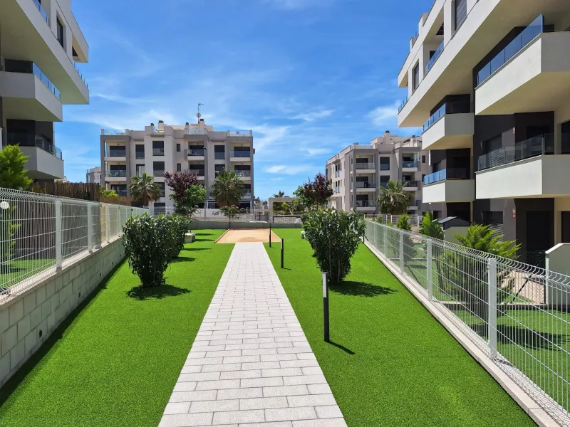 Piso de obra nueva en Villamartin con parking y piscina comunitaria
