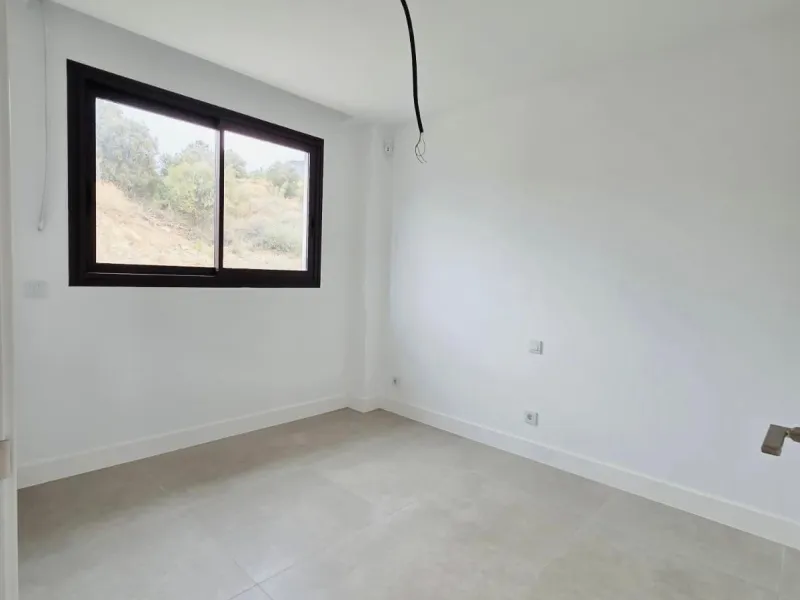 Exklusives mediterranes Wohnen in dieser unbenutzten, nach Süden ausgerichteten Wohnung in der begehrten Phase Las Lomas 5 von La Reserva del Higuerón