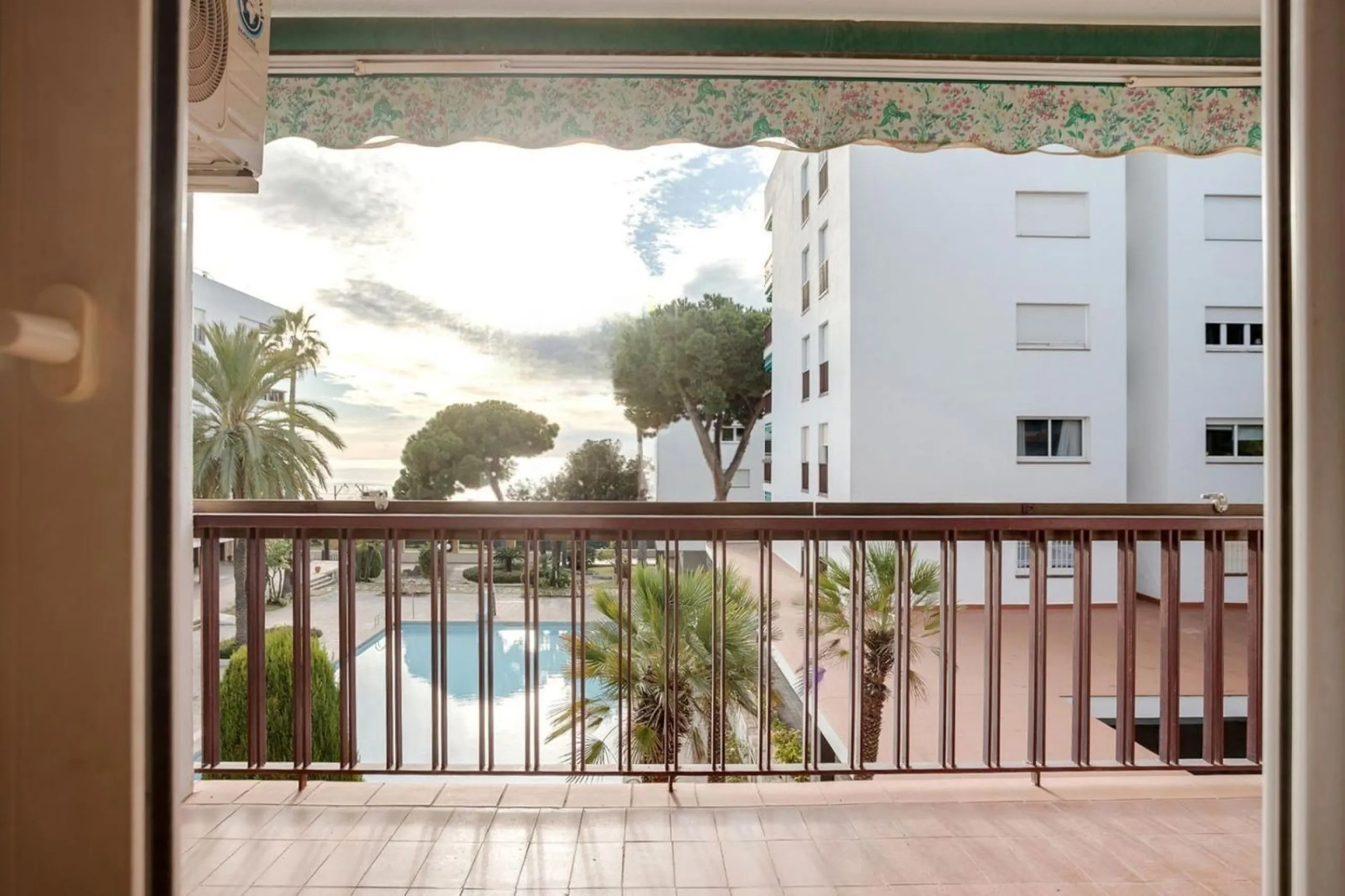 Bright Apartment with Terrace and Pool in the Beach Area of Sant Andreu de Llavaneres, Next to Port Balís