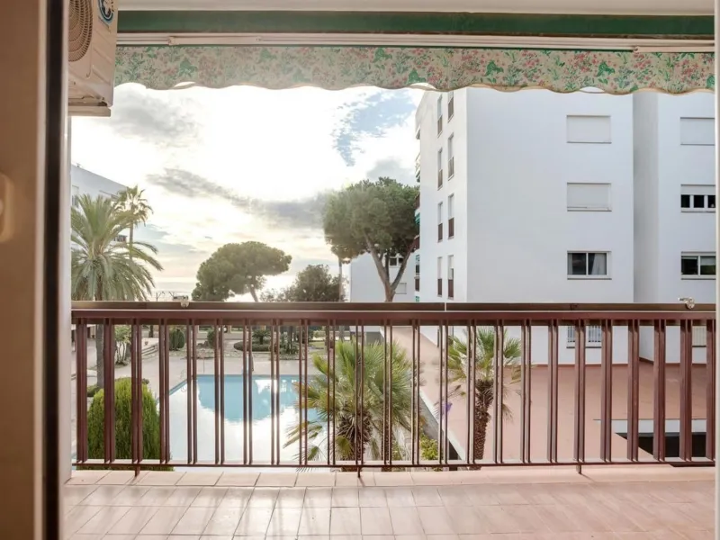 Bright Apartment with Terrace and Pool in the Beach Area of Sant Andreu de Llavaneres, Next to Port Balís
