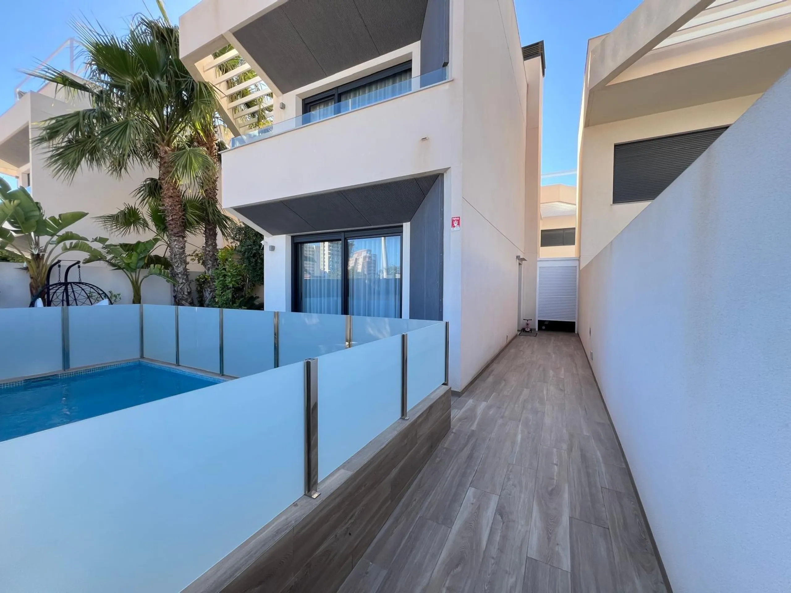 VILLA OBRA NUEVA! 3 DORMITORIOS. 3 BAÑOS. PARCELA 200 M2. PISCINA PROPIA. SOLARIUM. GARAJE.