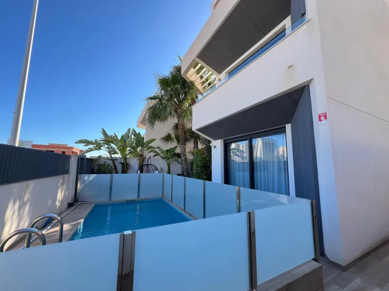 VILLA OBRA NUEVA! 3 DORMITORIOS. 3 BAÑOS. PARCELA 200 M2. PISCINA PROPIA. SOLARIUM. GARAJE.