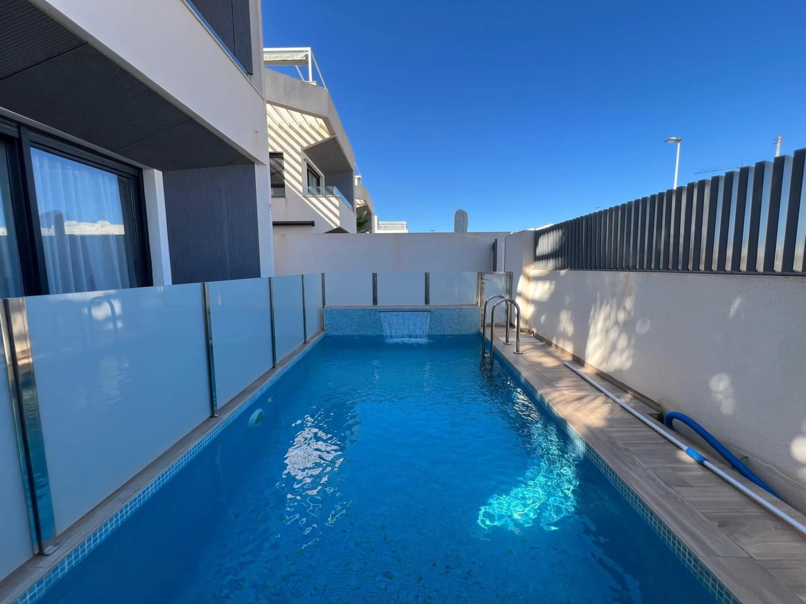 VILLA OBRA NUEVA! 3 DORMITORIOS. 3 BAÑOS. PARCELA 200 M2. PISCINA PROPIA. SOLARIUM. GARAJE.