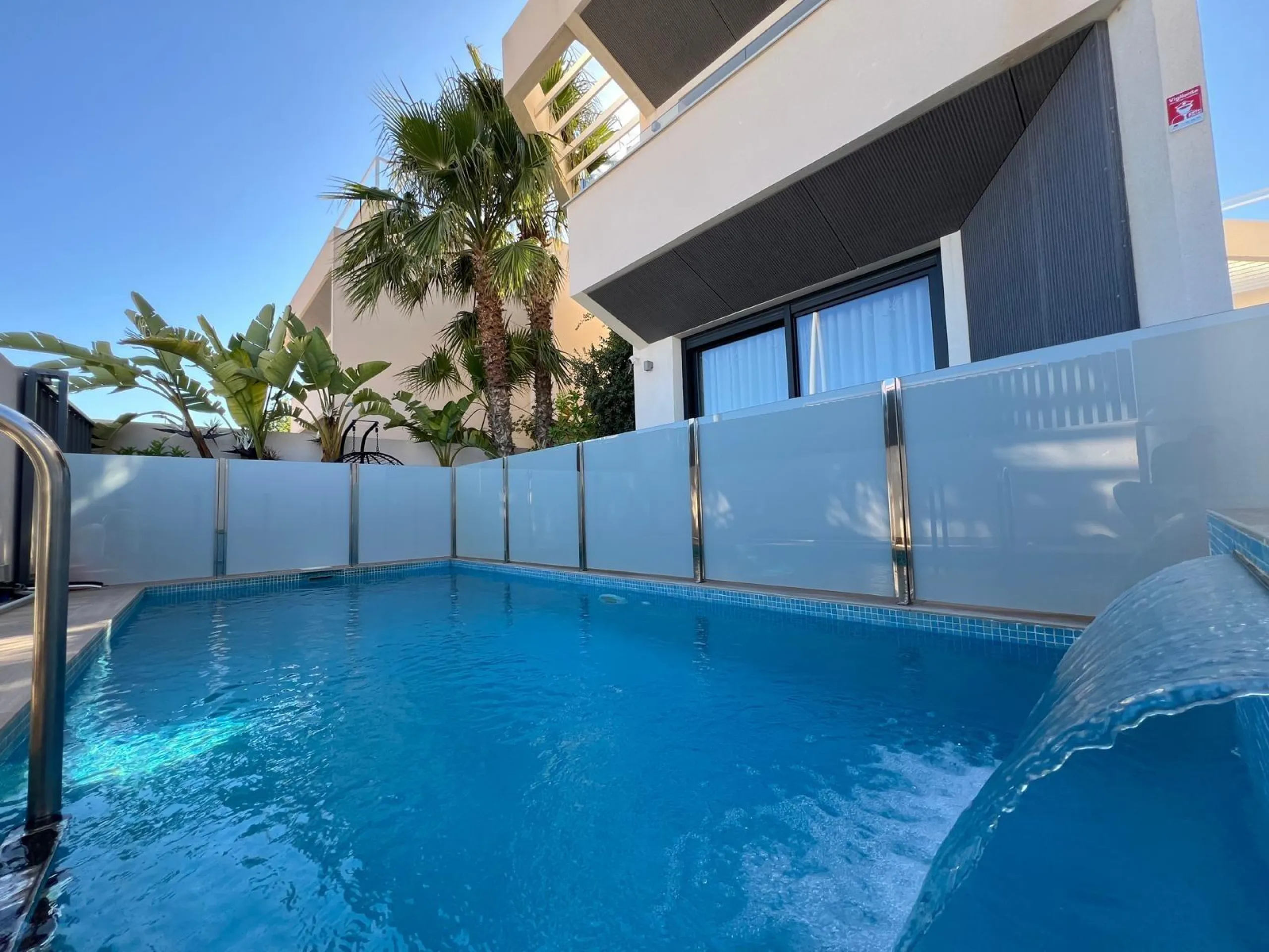 VILLA OBRA NUEVA! 3 DORMITORIOS. 3 BAÑOS. PARCELA 200 M2. PISCINA PROPIA. SOLARIUM. GARAJE.