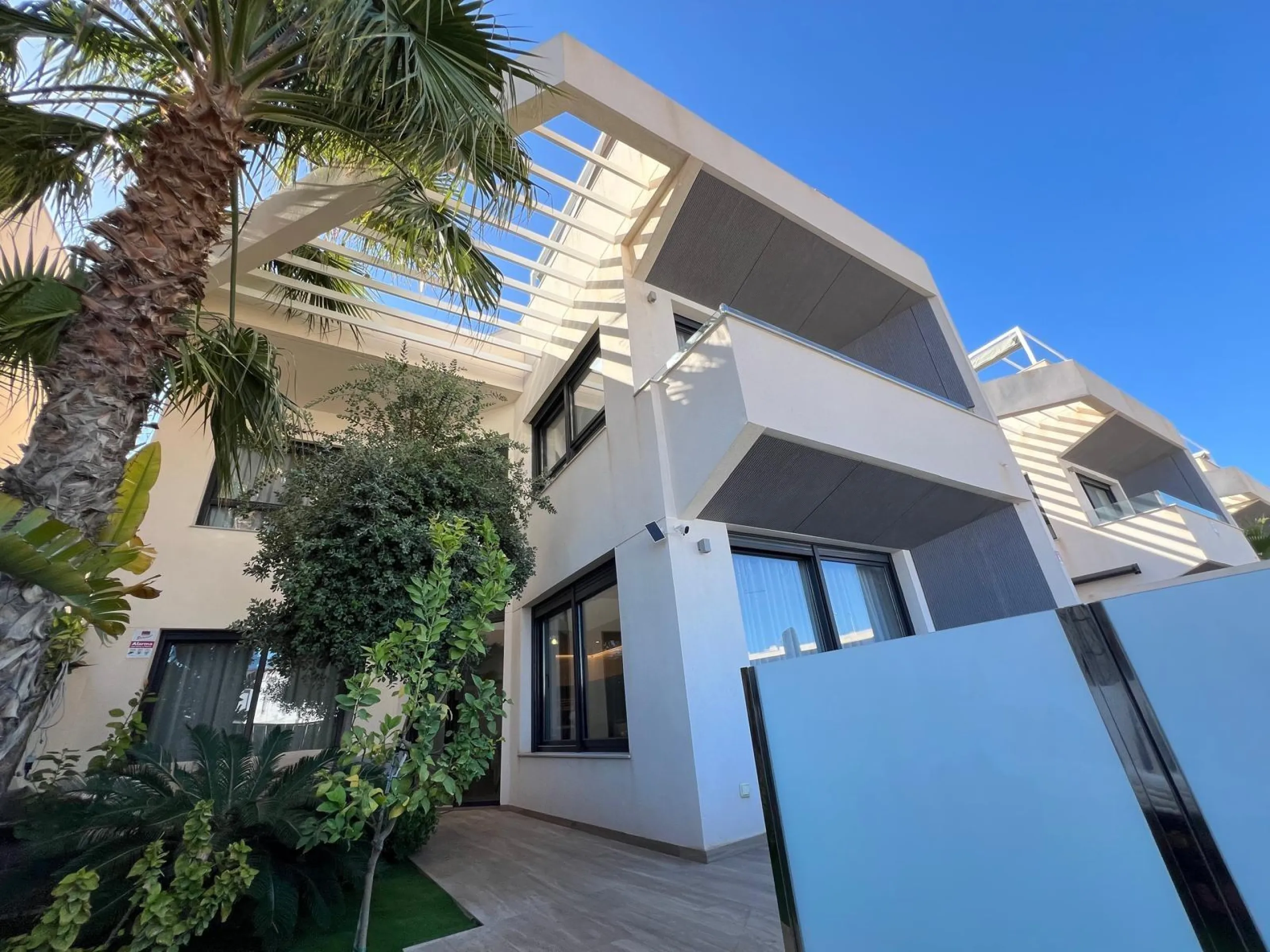 VILLA OBRA NUEVA! 3 DORMITORIOS. 3 BAÑOS. PARCELA 200 M2. PISCINA PROPIA. SOLARIUM. GARAJE.