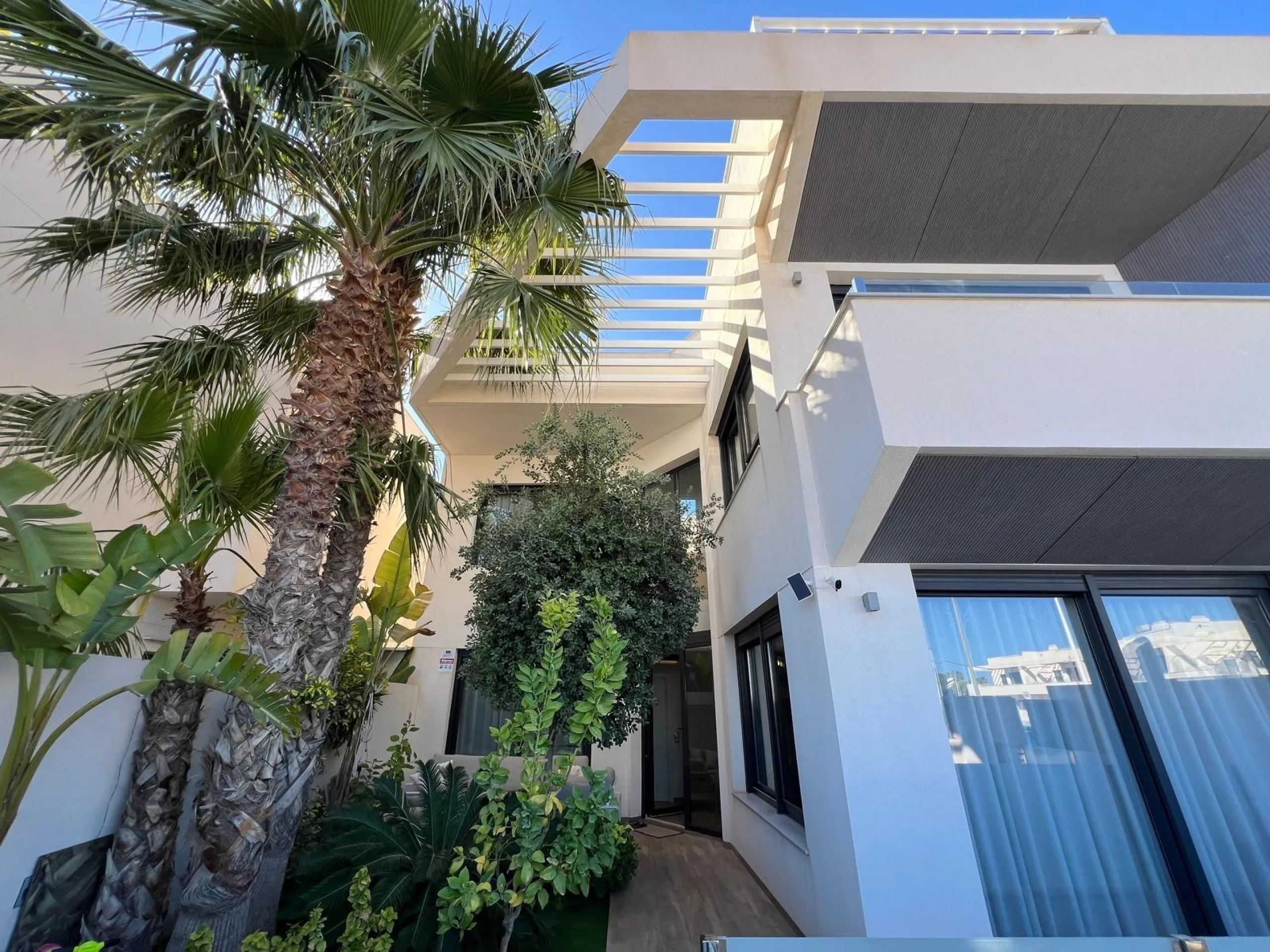 VILLA OBRA NUEVA! 3 DORMITORIOS. 3 BAÑOS. PARCELA 200 M2. PISCINA PROPIA. SOLARIUM. GARAJE.