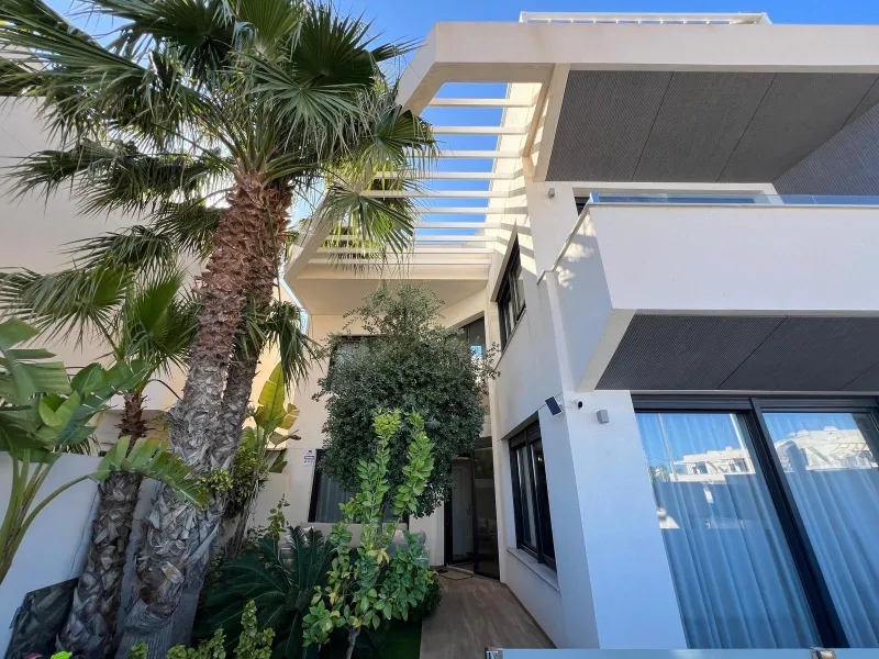 VILLA OBRA NUEVA! 3 DORMITORIOS. 3 BAÑOS. PARCELA 200 M2. PISCINA PROPIA. SOLARIUM. GARAJE.