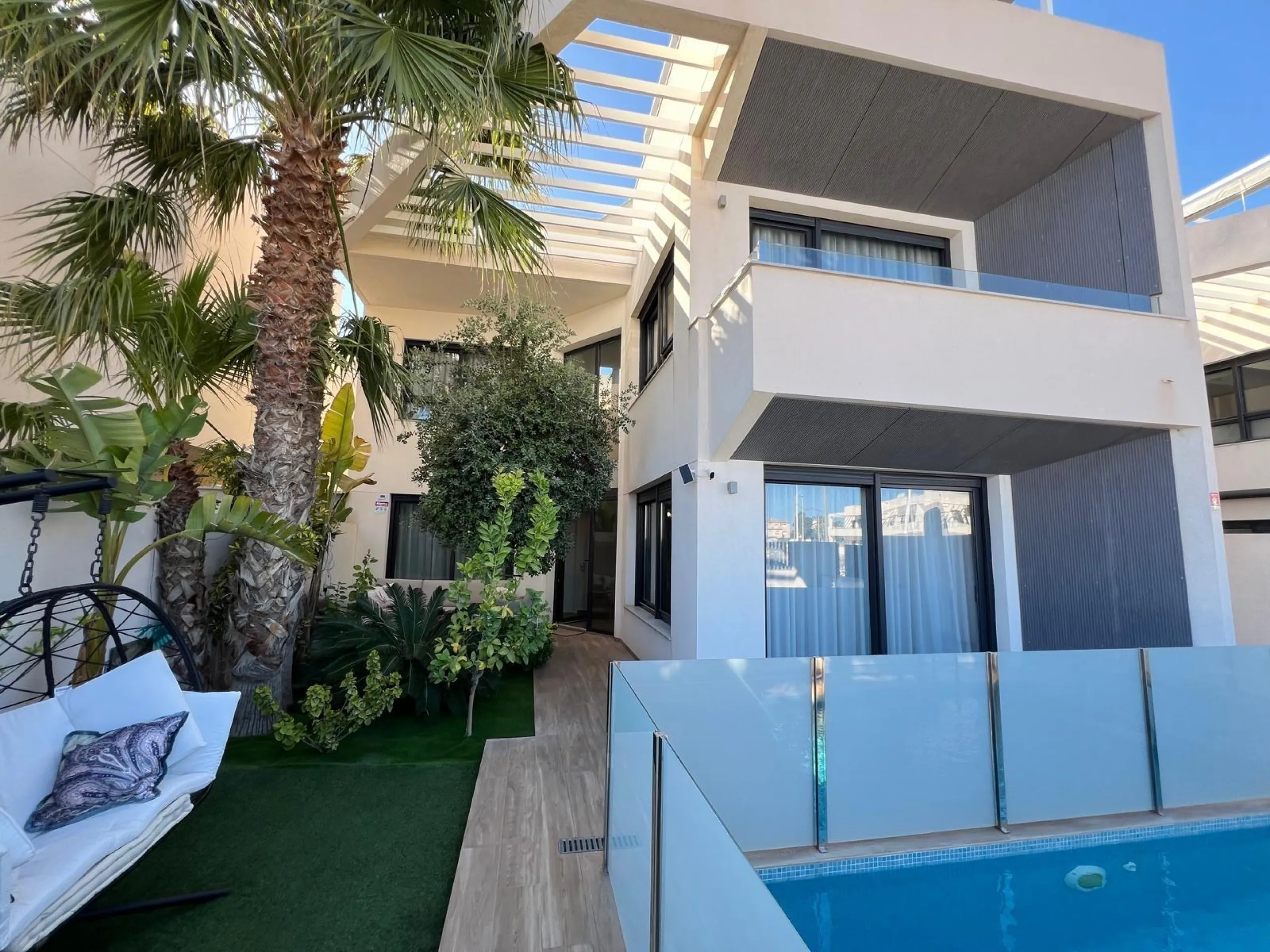 VILLA OBRA NUEVA! 3 DORMITORIOS. 3 BAÑOS. PARCELA 200 M2. PISCINA PROPIA. SOLARIUM. GARAJE.