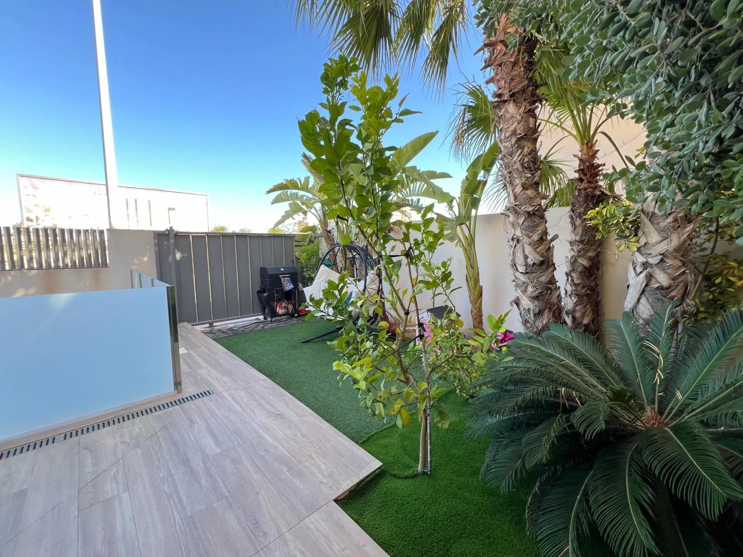 VILLA OBRA NUEVA! 3 DORMITORIOS. 3 BAÑOS. PARCELA 200 M2. PISCINA PROPIA. SOLARIUM. GARAJE.