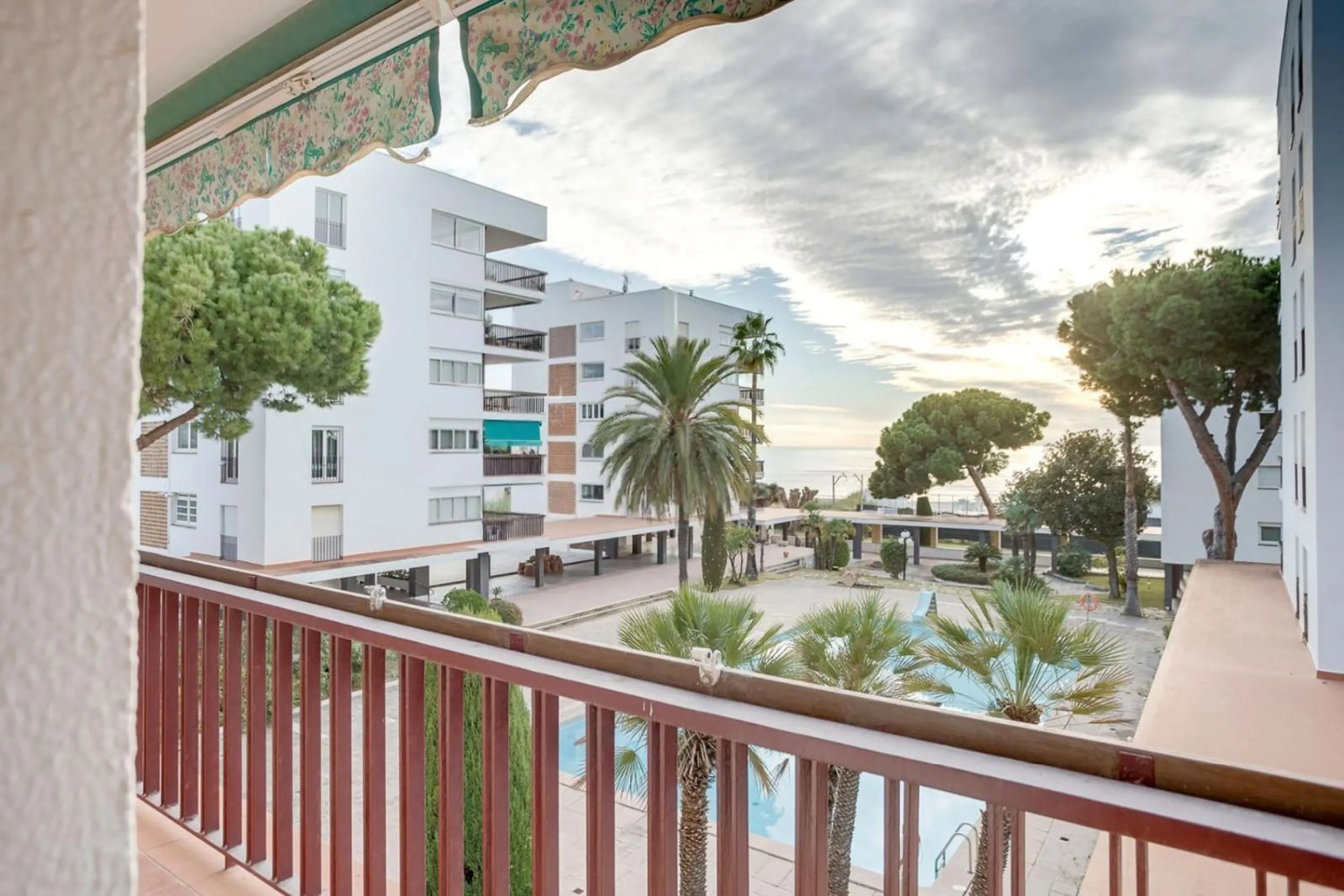 Bright Apartment with Terrace and Pool in the Beach Area of Sant Andreu de Llavaneres, Next to Port Balís