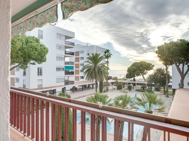 Bright Apartment with Terrace and Pool in the Beach Area of Sant Andreu de Llavaneres, Next to Port Balís