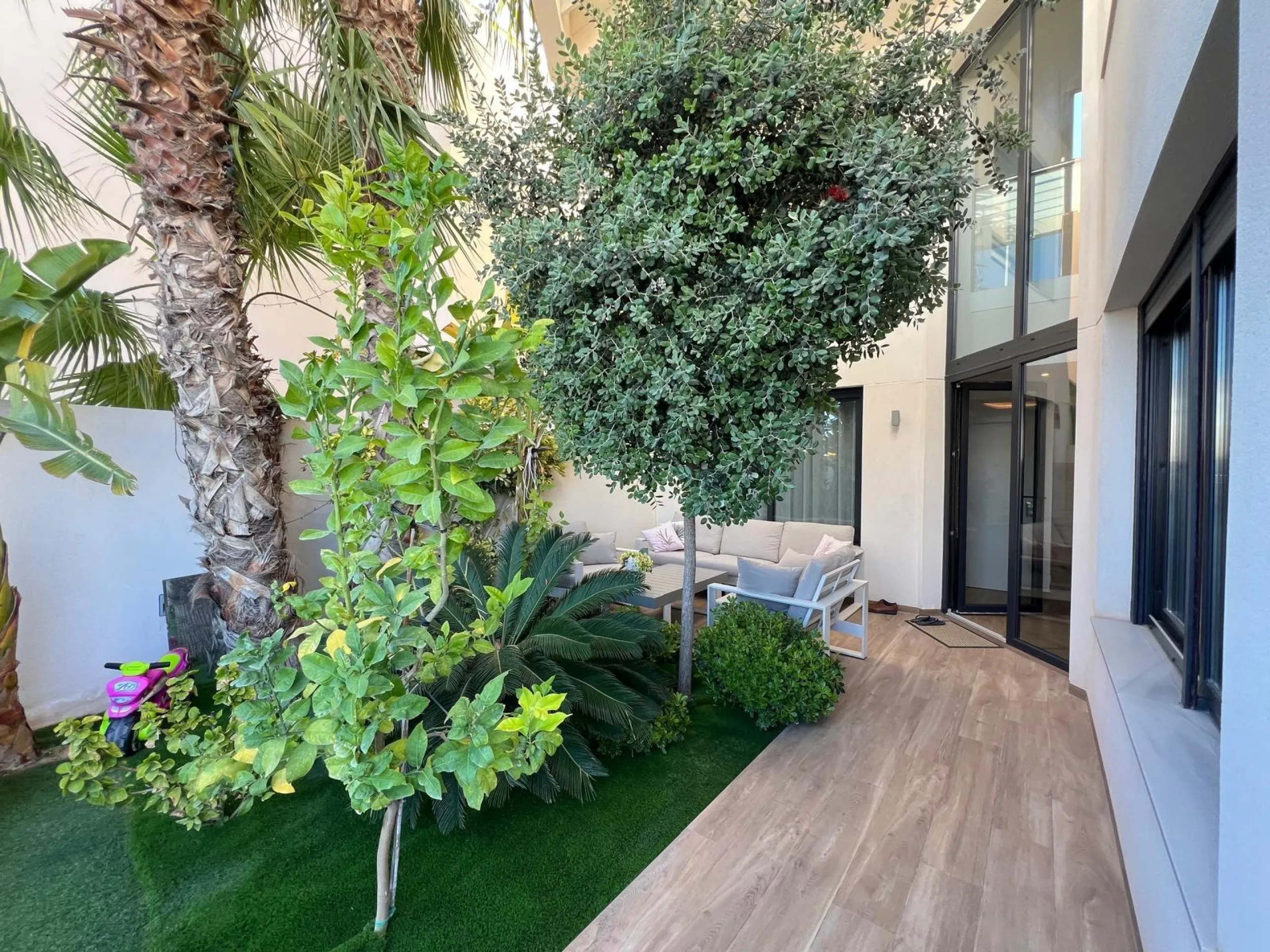 VILLA OBRA NUEVA! 3 DORMITORIOS. 3 BAÑOS. PARCELA 200 M2. PISCINA PROPIA. SOLARIUM. GARAJE.