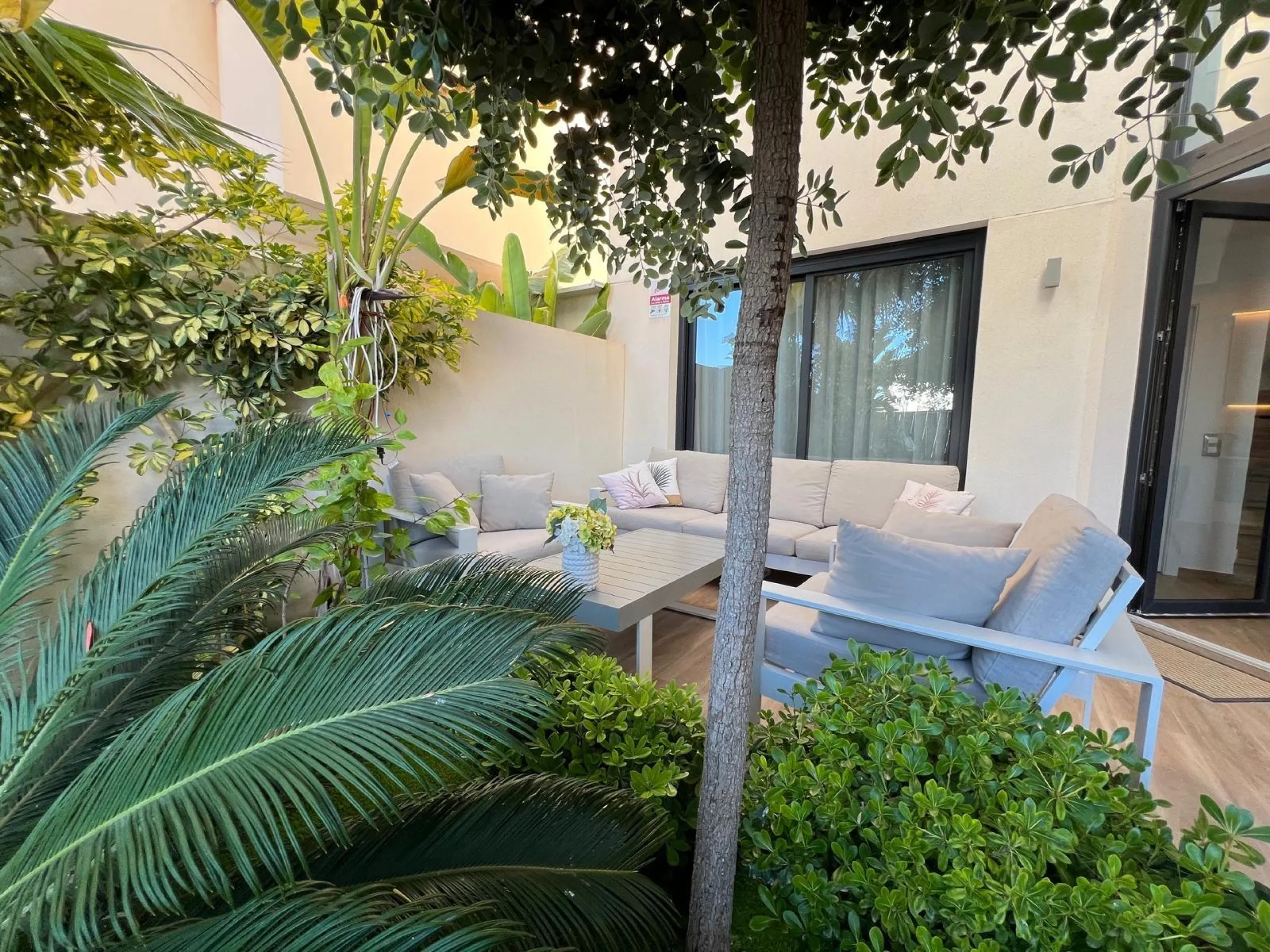 VILLA OBRA NUEVA! 3 DORMITORIOS. 3 BAÑOS. PARCELA 200 M2. PISCINA PROPIA. SOLARIUM. GARAJE.