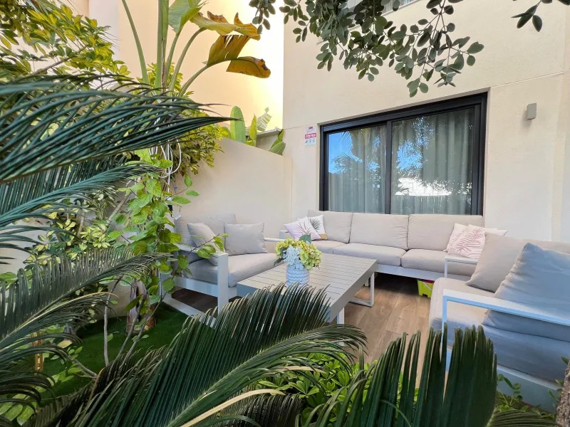 VILLA OBRA NUEVA! 3 DORMITORIOS. 3 BAÑOS. PARCELA 200 M2. PISCINA PROPIA. SOLARIUM. GARAJE.
