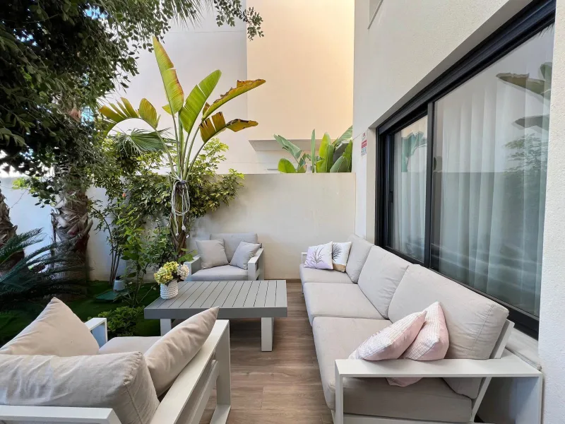 VILLA OBRA NUEVA! 3 DORMITORIOS. 3 BAÑOS. PARCELA 200 M2. PISCINA PROPIA. SOLARIUM. GARAJE.