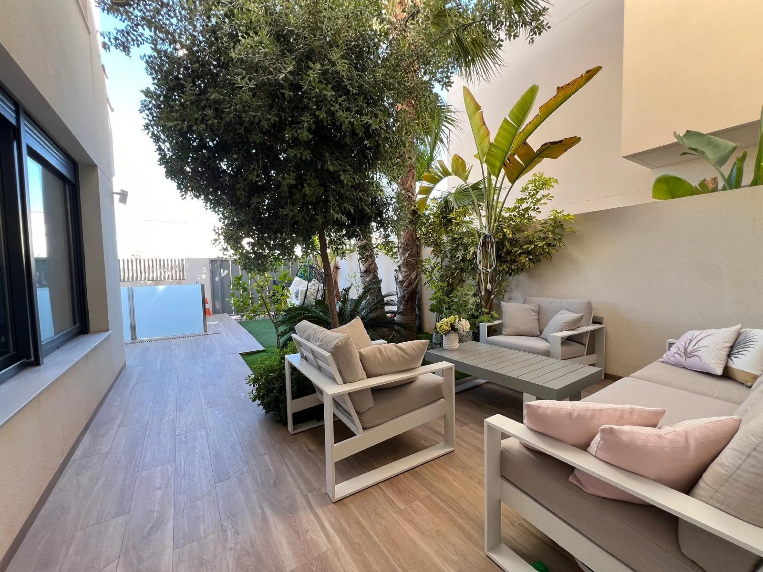 VILLA OBRA NUEVA! 3 DORMITORIOS. 3 BAÑOS. PARCELA 200 M2. PISCINA PROPIA. SOLARIUM. GARAJE.