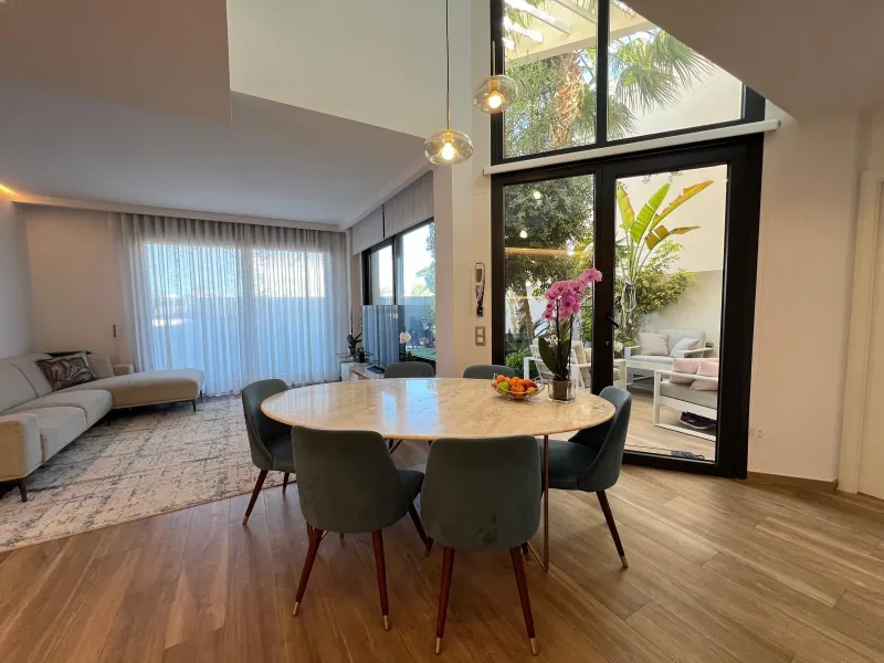 VILLA OBRA NUEVA! 3 DORMITORIOS. 3 BAÑOS. PARCELA 200 M2. PISCINA PROPIA. SOLARIUM. GARAJE.
