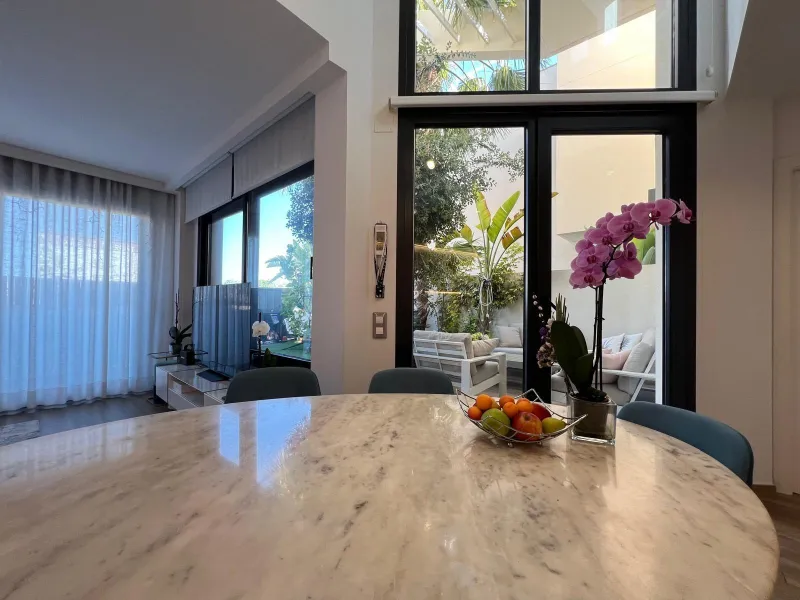 VILLA OBRA NUEVA! 3 DORMITORIOS. 3 BAÑOS. PARCELA 200 M2. PISCINA PROPIA. SOLARIUM. GARAJE.