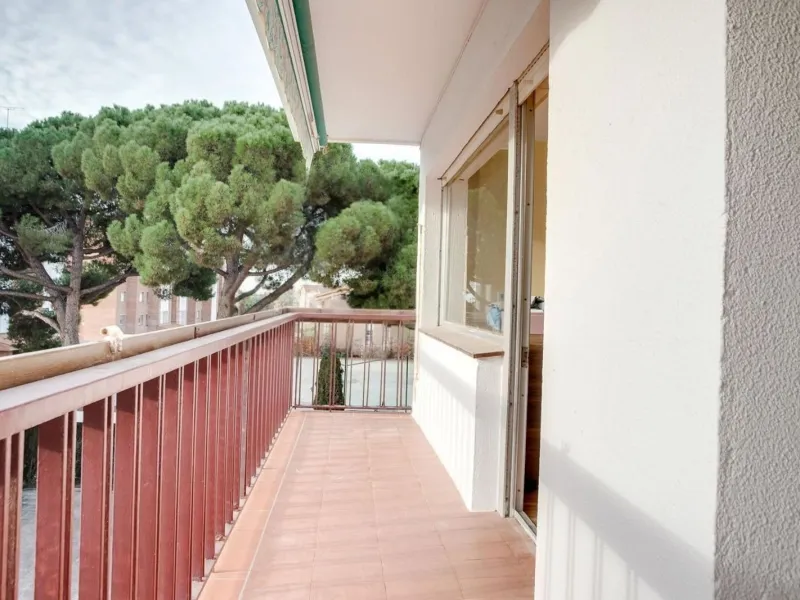 Bright Apartment with Terrace and Pool in the Beach Area of Sant Andreu de Llavaneres, Next to Port Balís