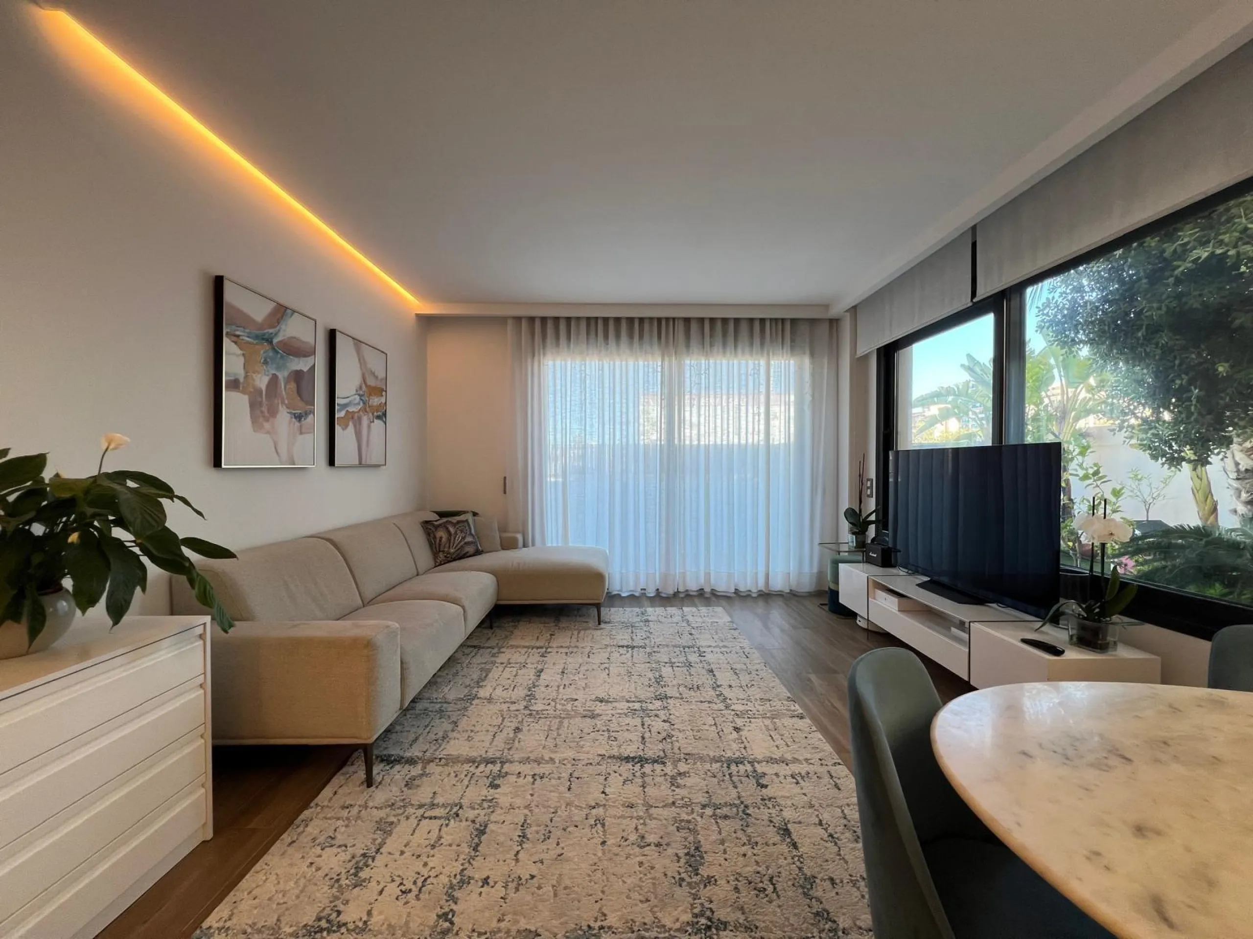 VILLA OBRA NUEVA! 3 DORMITORIOS. 3 BAÑOS. PARCELA 200 M2. PISCINA PROPIA. SOLARIUM. GARAJE.