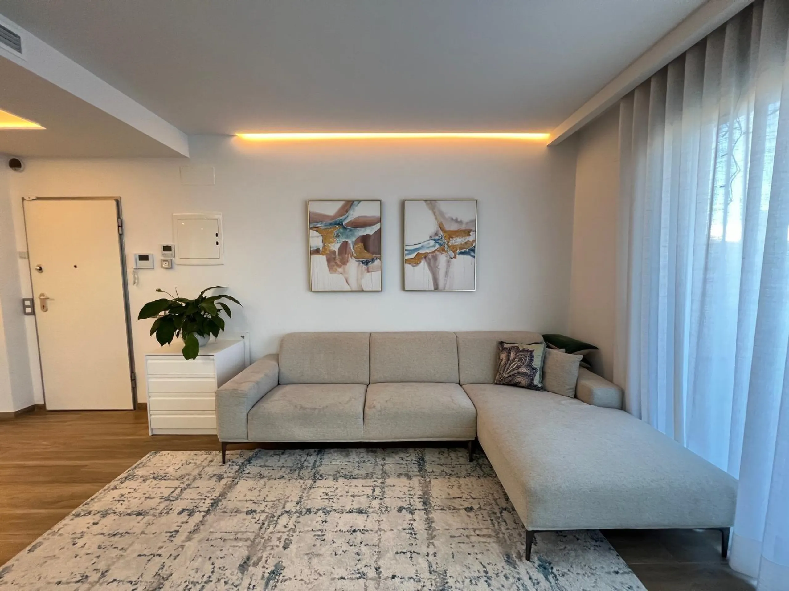 VILLA OBRA NUEVA! 3 DORMITORIOS. 3 BAÑOS. PARCELA 200 M2. PISCINA PROPIA. SOLARIUM. GARAJE.