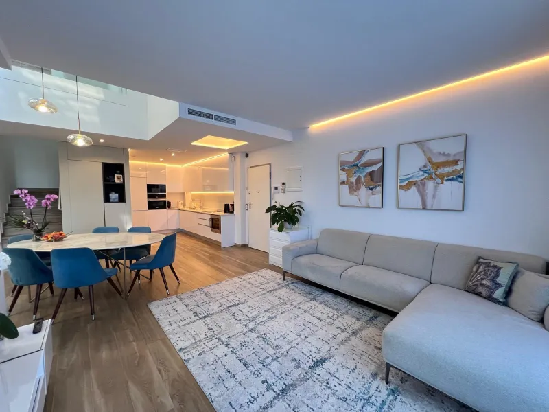 VILLA OBRA NUEVA! 3 DORMITORIOS. 3 BAÑOS. PARCELA 200 M2. PISCINA PROPIA. SOLARIUM. GARAJE.