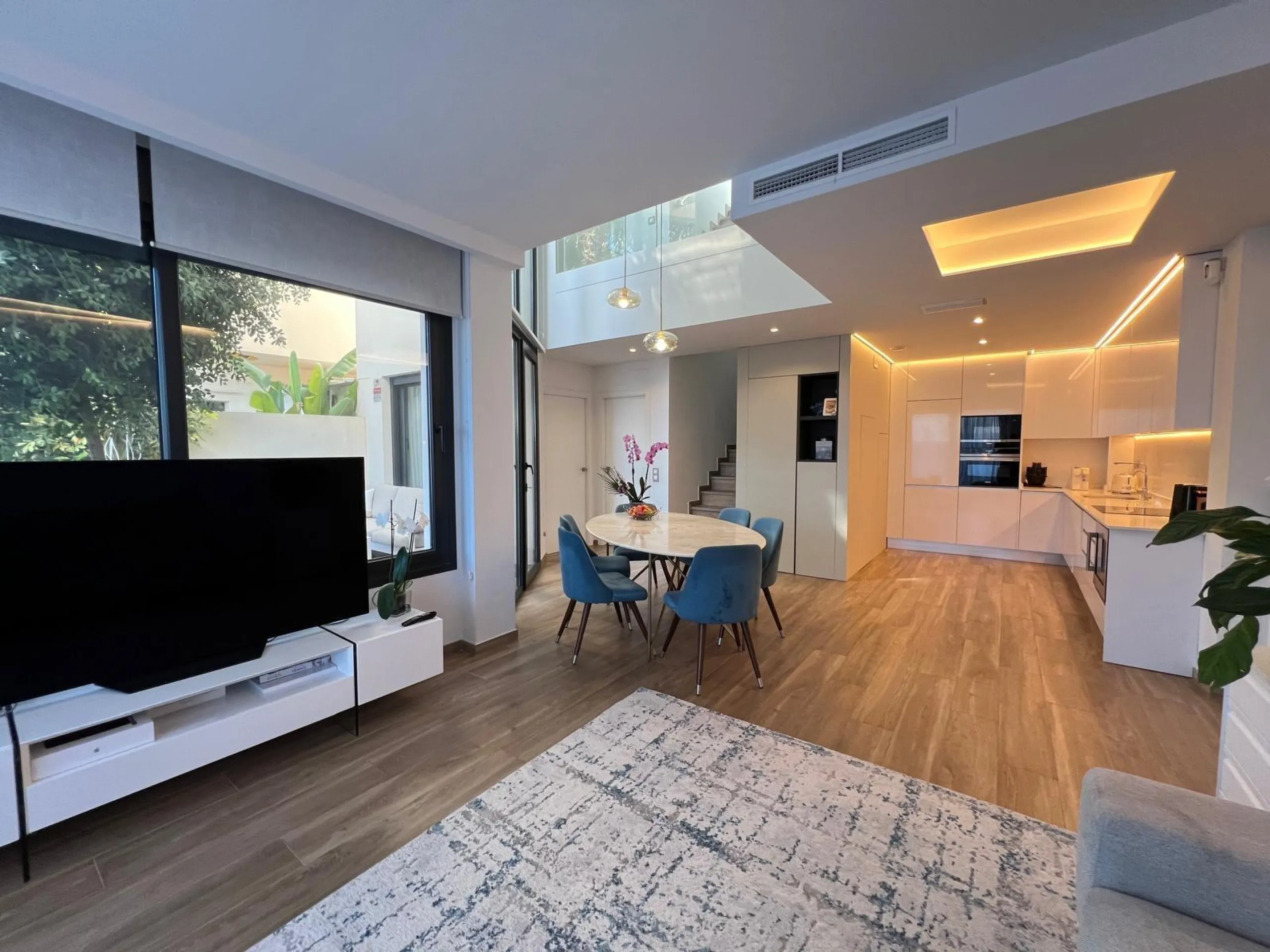VILLA OBRA NUEVA! 3 DORMITORIOS. 3 BAÑOS. PARCELA 200 M2. PISCINA PROPIA. SOLARIUM. GARAJE.