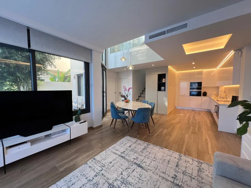 VILLA OBRA NUEVA! 3 DORMITORIOS. 3 BAÑOS. PARCELA 200 M2. PISCINA PROPIA. SOLARIUM. GARAJE.