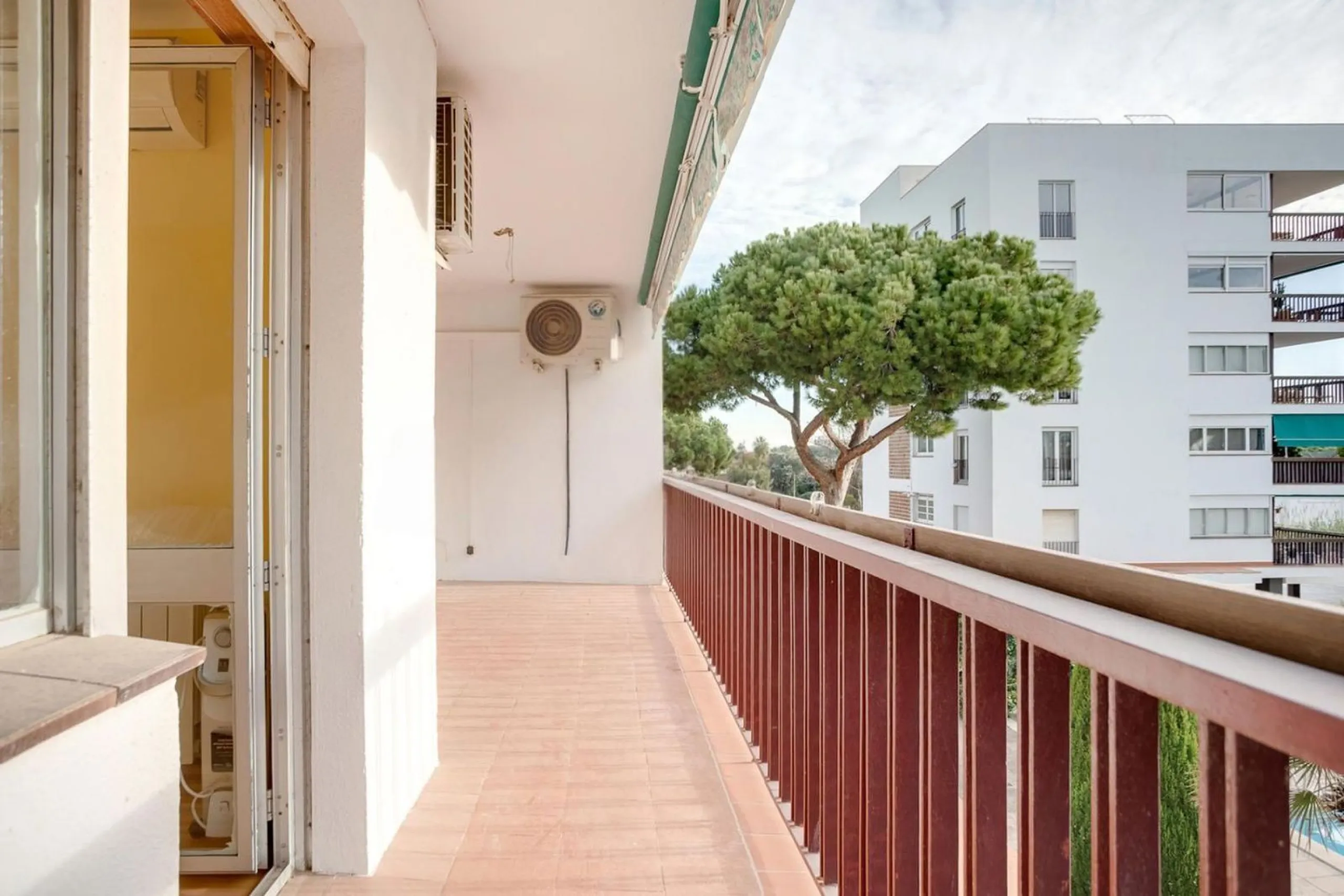 Bright Apartment with Terrace and Pool in the Beach Area of Sant Andreu de Llavaneres, Next to Port Balís