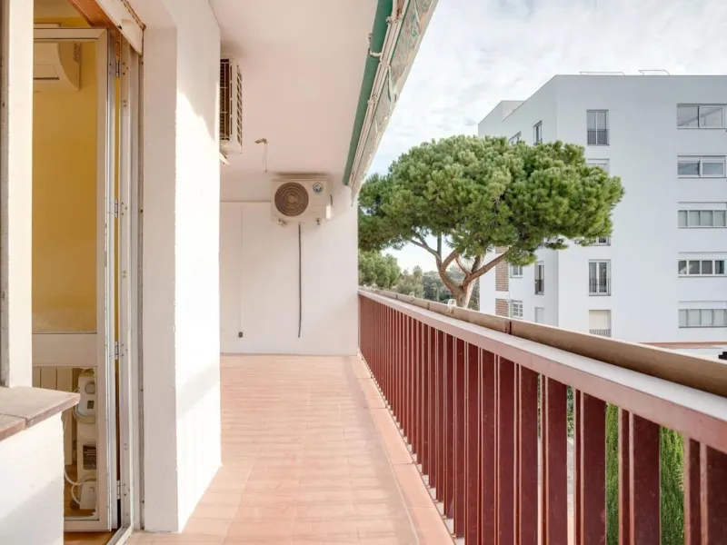 Bright Apartment with Terrace and Pool in the Beach Area of Sant Andreu de Llavaneres, Next to Port Balís