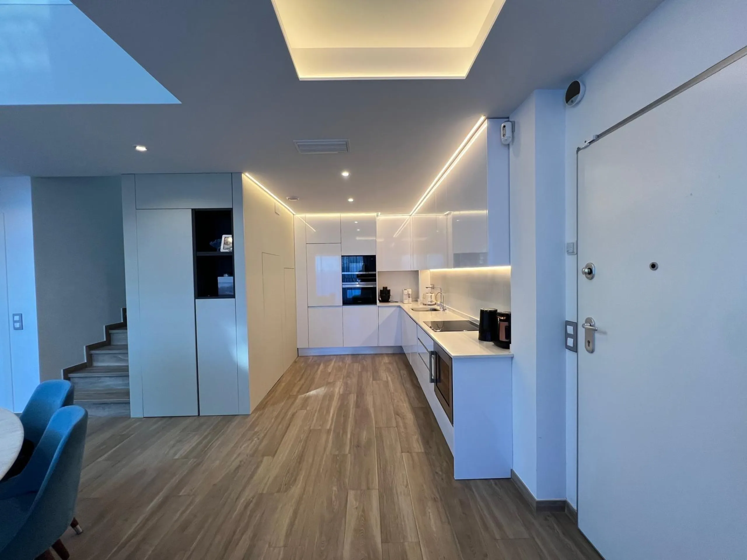 VILLA OBRA NUEVA! 3 DORMITORIOS. 3 BAÑOS. PARCELA 200 M2. PISCINA PROPIA. SOLARIUM. GARAJE.