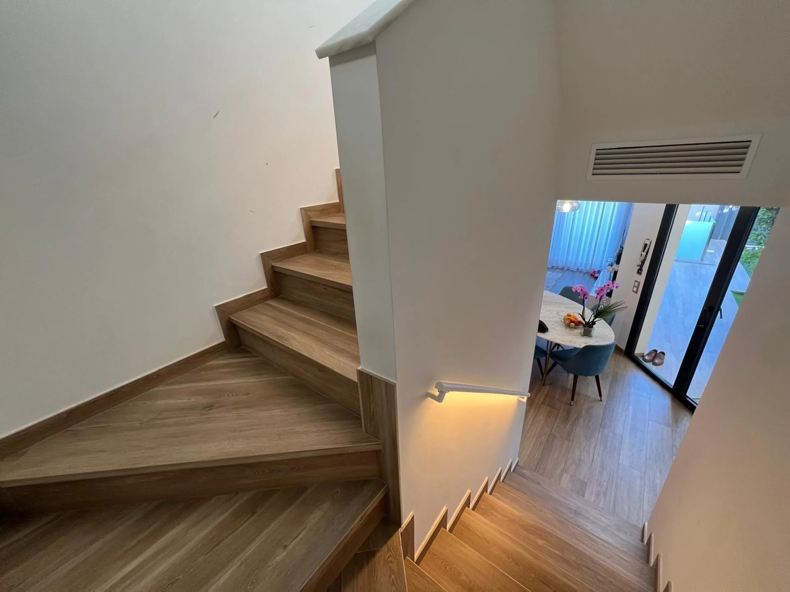 VILLA OBRA NUEVA! 3 DORMITORIOS. 3 BAÑOS. PARCELA 200 M2. PISCINA PROPIA. SOLARIUM. GARAJE.