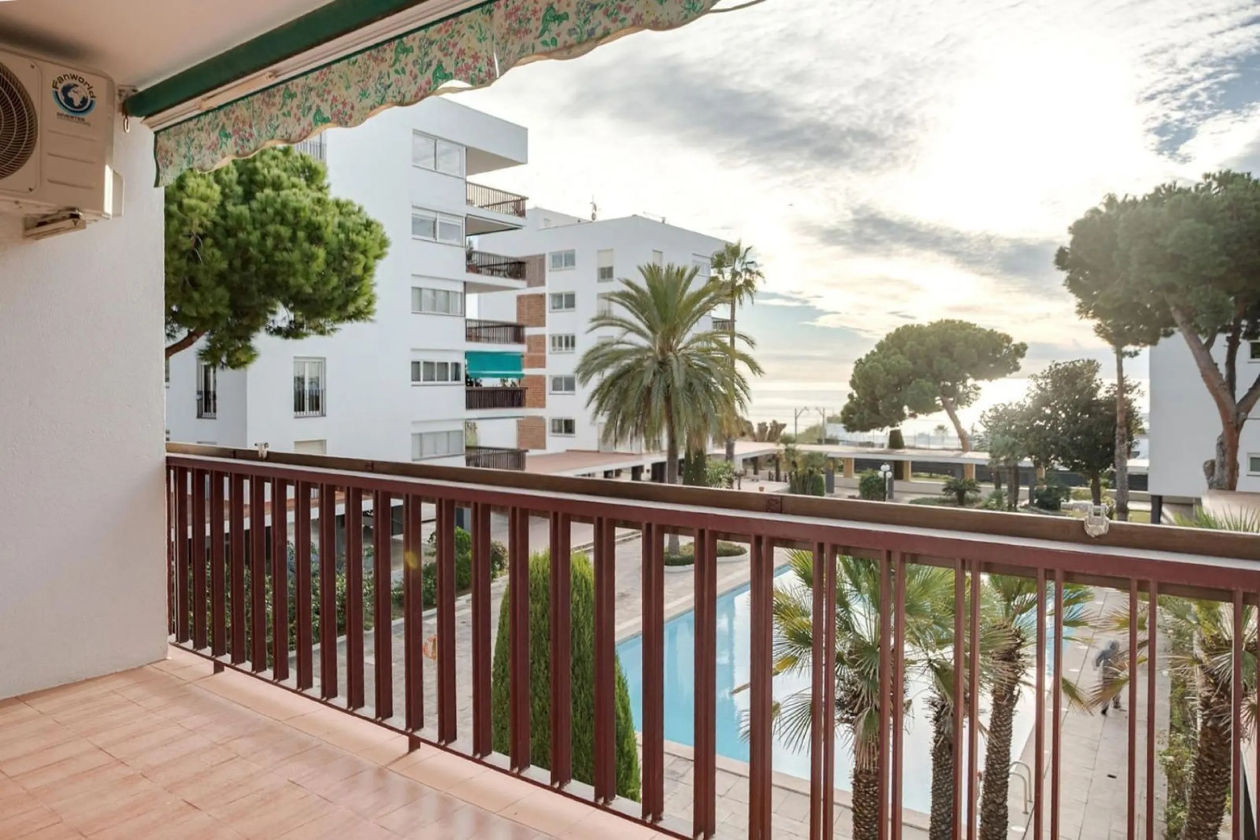 Bright Apartment with Terrace and Pool in the Beach Area of Sant Andreu de Llavaneres, Next to Port Balís