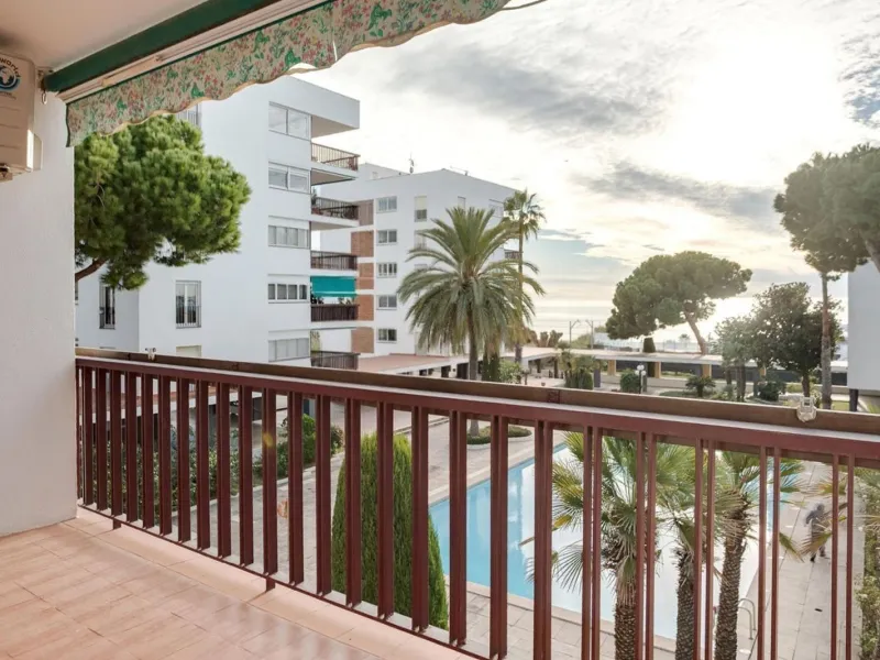 Bright Apartment with Terrace and Pool in the Beach Area of Sant Andreu de Llavaneres, Next to Port Balís