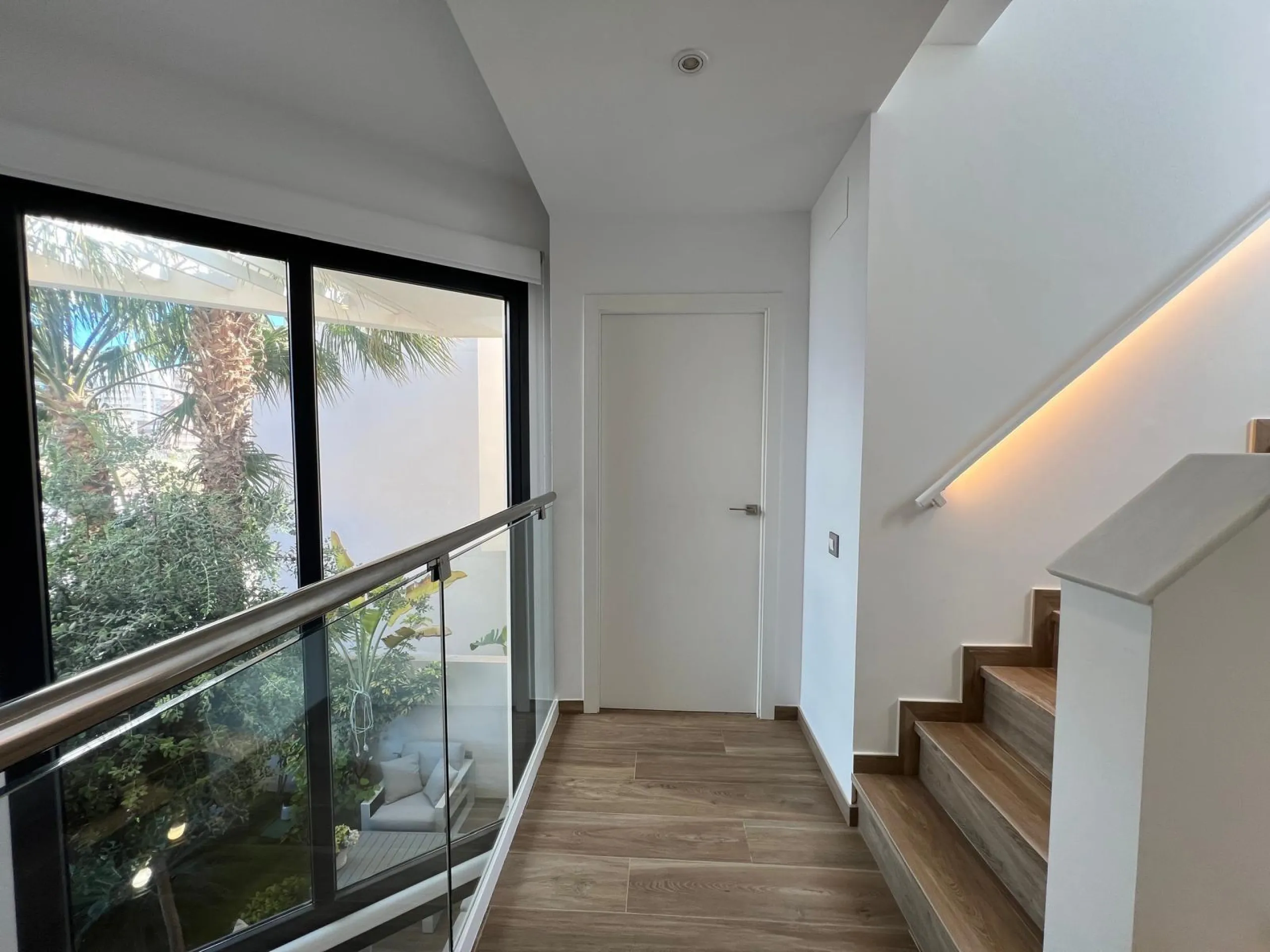 VILLA OBRA NUEVA! 3 DORMITORIOS. 3 BAÑOS. PARCELA 200 M2. PISCINA PROPIA. SOLARIUM. GARAJE.