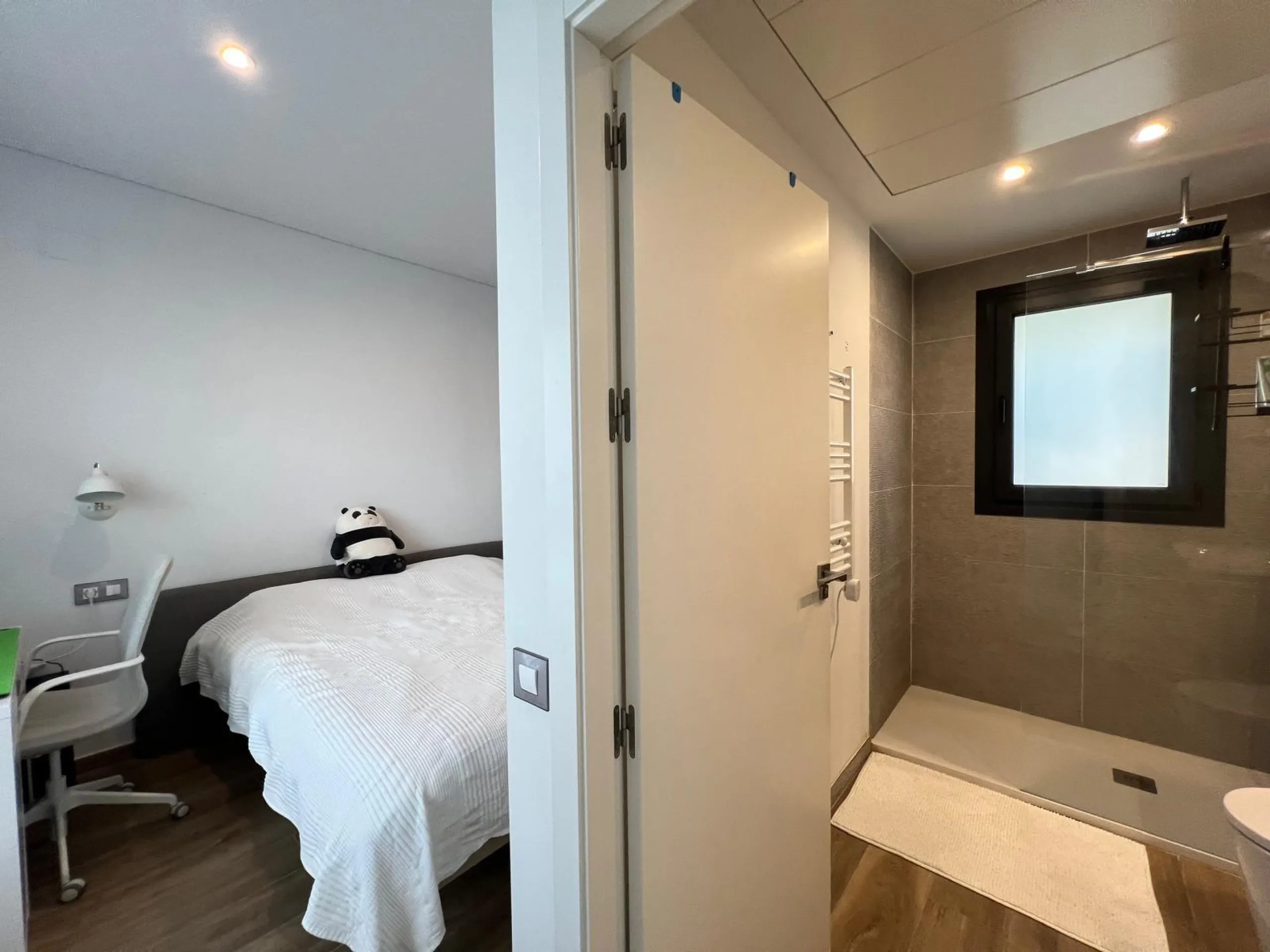 VILLA OBRA NUEVA! 3 DORMITORIOS. 3 BAÑOS. PARCELA 200 M2. PISCINA PROPIA. SOLARIUM. GARAJE.