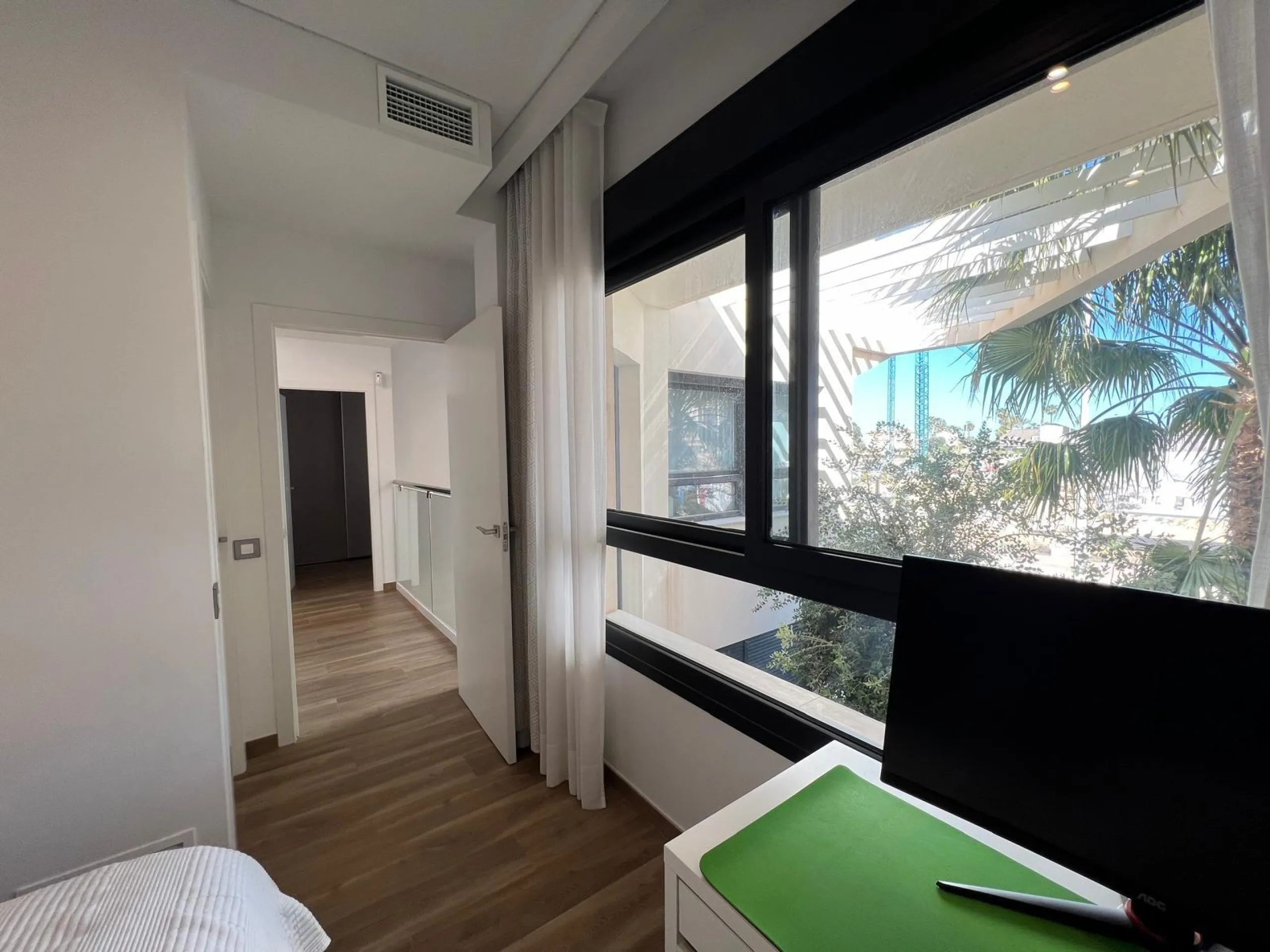 VILLA OBRA NUEVA! 3 DORMITORIOS. 3 BAÑOS. PARCELA 200 M2. PISCINA PROPIA. SOLARIUM. GARAJE.