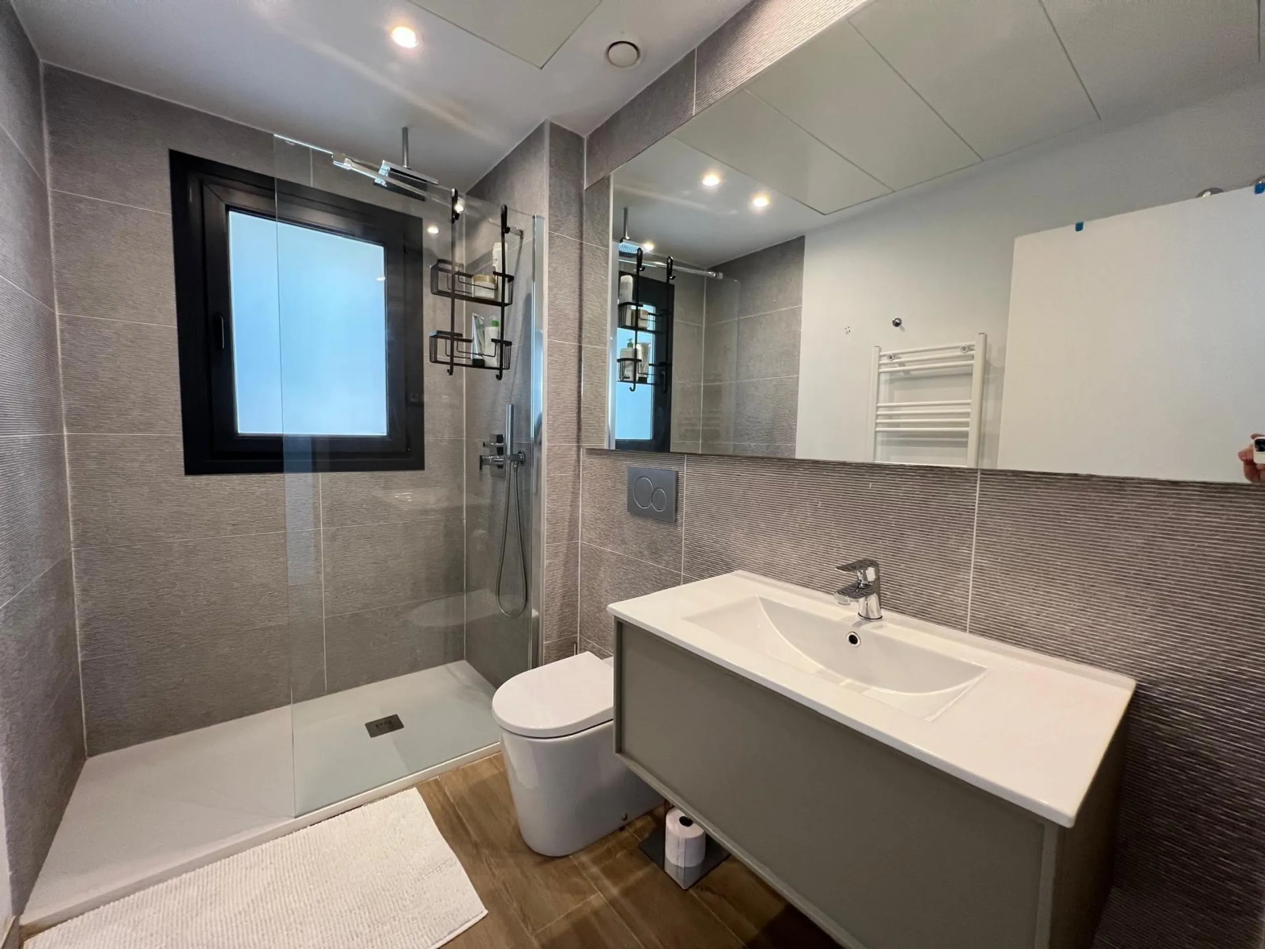 VILLA OBRA NUEVA! 3 DORMITORIOS. 3 BAÑOS. PARCELA 200 M2. PISCINA PROPIA. SOLARIUM. GARAJE.