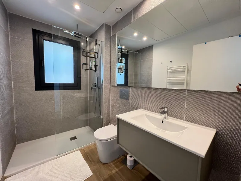 VILLA OBRA NUEVA! 3 DORMITORIOS. 3 BAÑOS. PARCELA 200 M2. PISCINA PROPIA. SOLARIUM. GARAJE.
